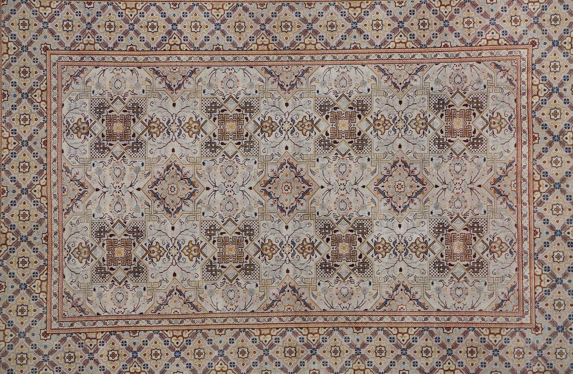 Scopri l'eleganza del tappeto persiano Kashan di piccole dimensioni CIRCA 1940. Progettato con lana e avorio, questo design esclusivo è perfetto per valorizzare il tuo spazio.
