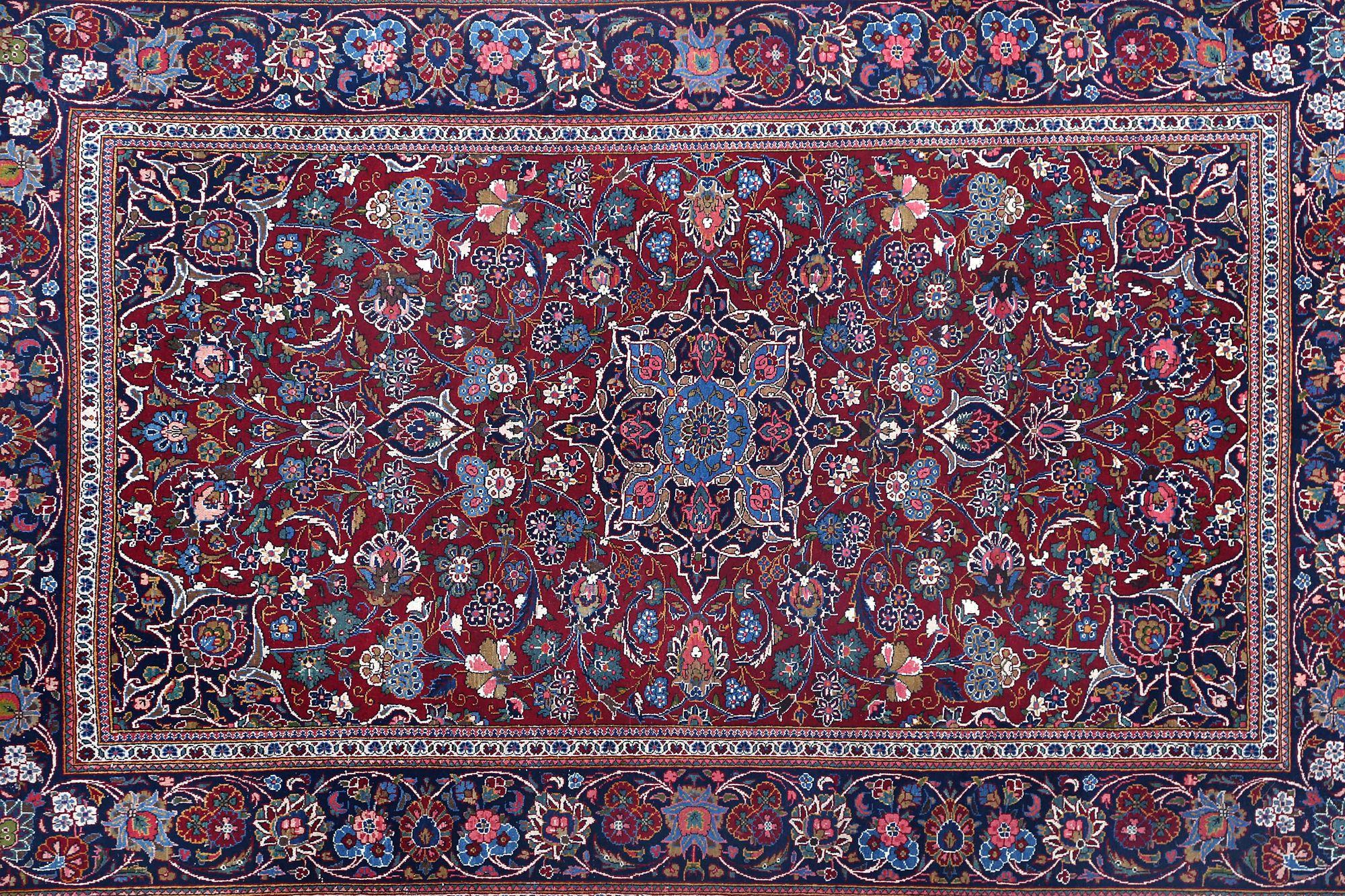 Entdecken Sie die Eleganz des persischen Kashan mit dem kleinen Teppich von CIRCA 1910. Dieses exklusive Design aus Wolle und Marineblau-Rot ist perfekt, um Ihren Raum zu verschönern.