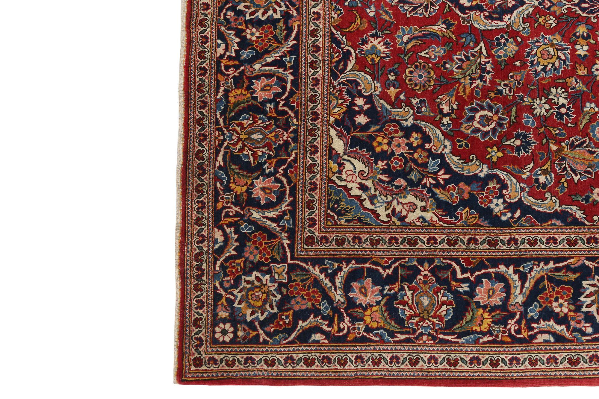 Entdecken Sie die Eleganz des persischen Kashan mit dem kleinen Teppich von CIRCA 1970. Dieses exklusive Design aus Wolle und Marineblau-Rot ist perfekt, um Ihren Raum zu verschönern.