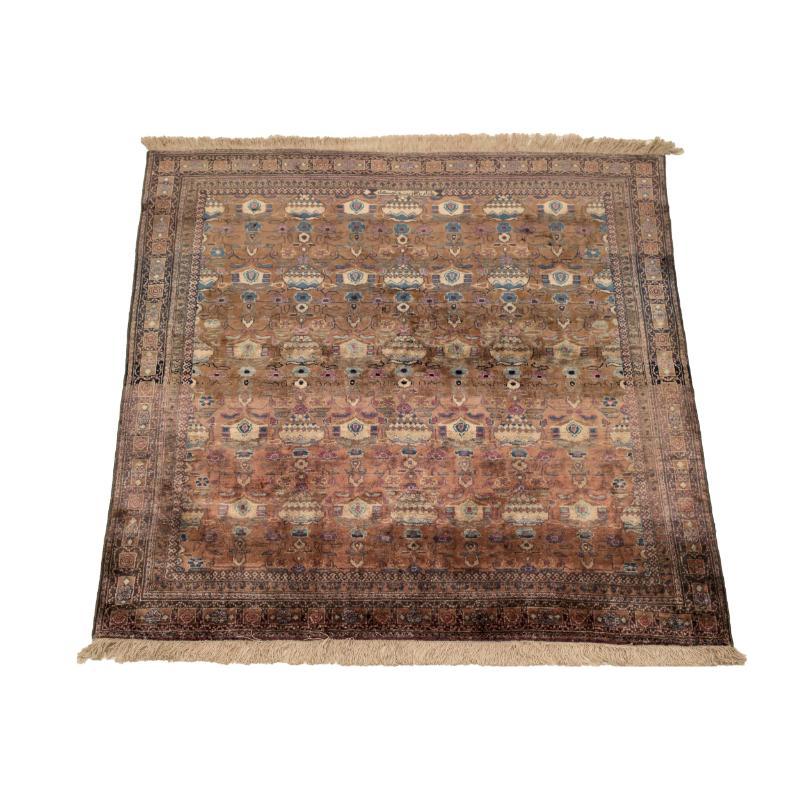 Entdecken Sie die Eleganz des persischen Kashan mit dem kleinen Teppich von CIRCA 1910. Dieses exklusive Design aus Wolle und Rot ist perfekt, um Ihren Raum zu verschönern.