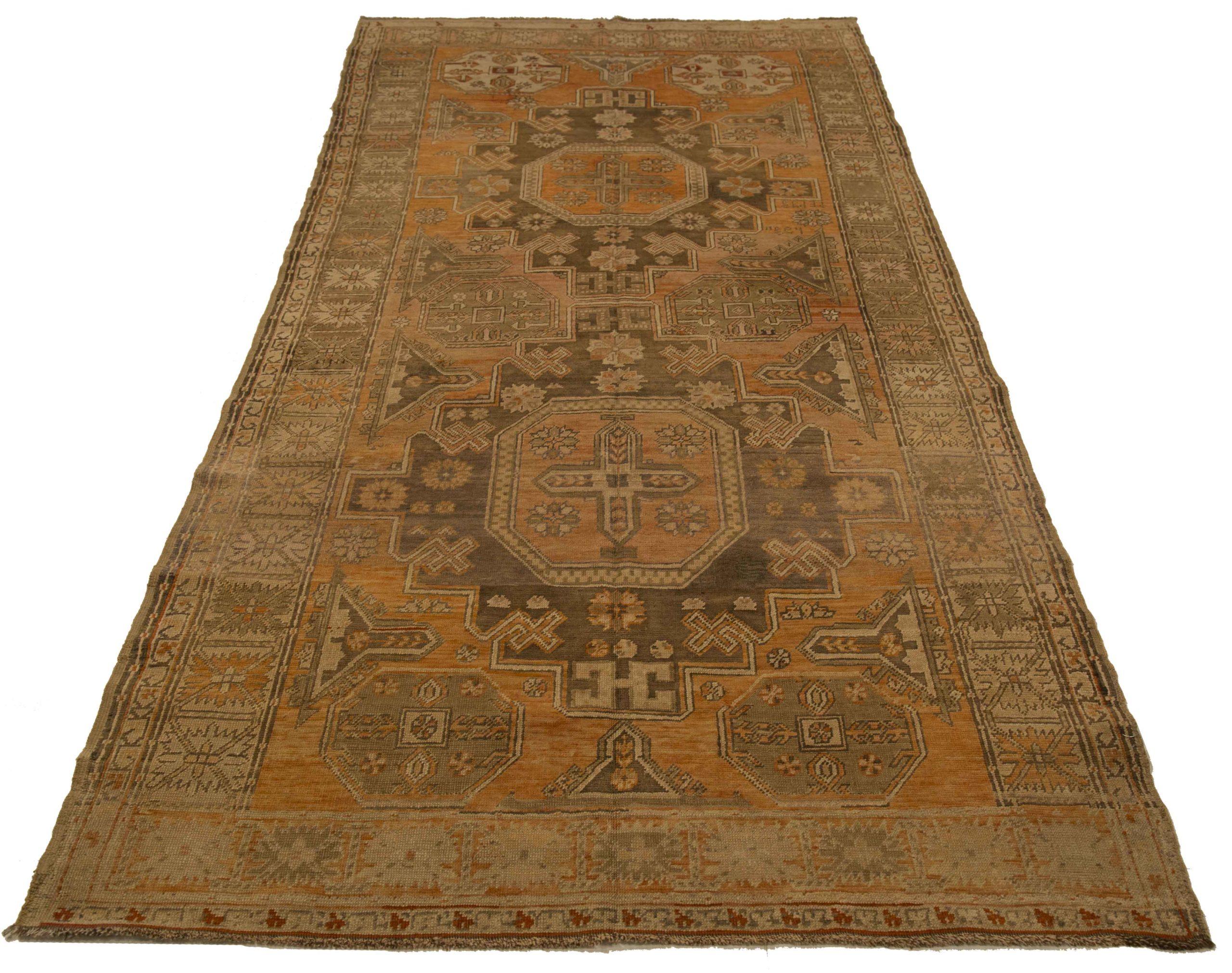 Scopri l'eleganza dei tappeti persiani Kazak, caratterizzati da tappeti d'area CIRCA del 1910. Progettato con lana e marrone-arancio, questo design esclusivo è perfetto per valorizzare il tuo spazio.