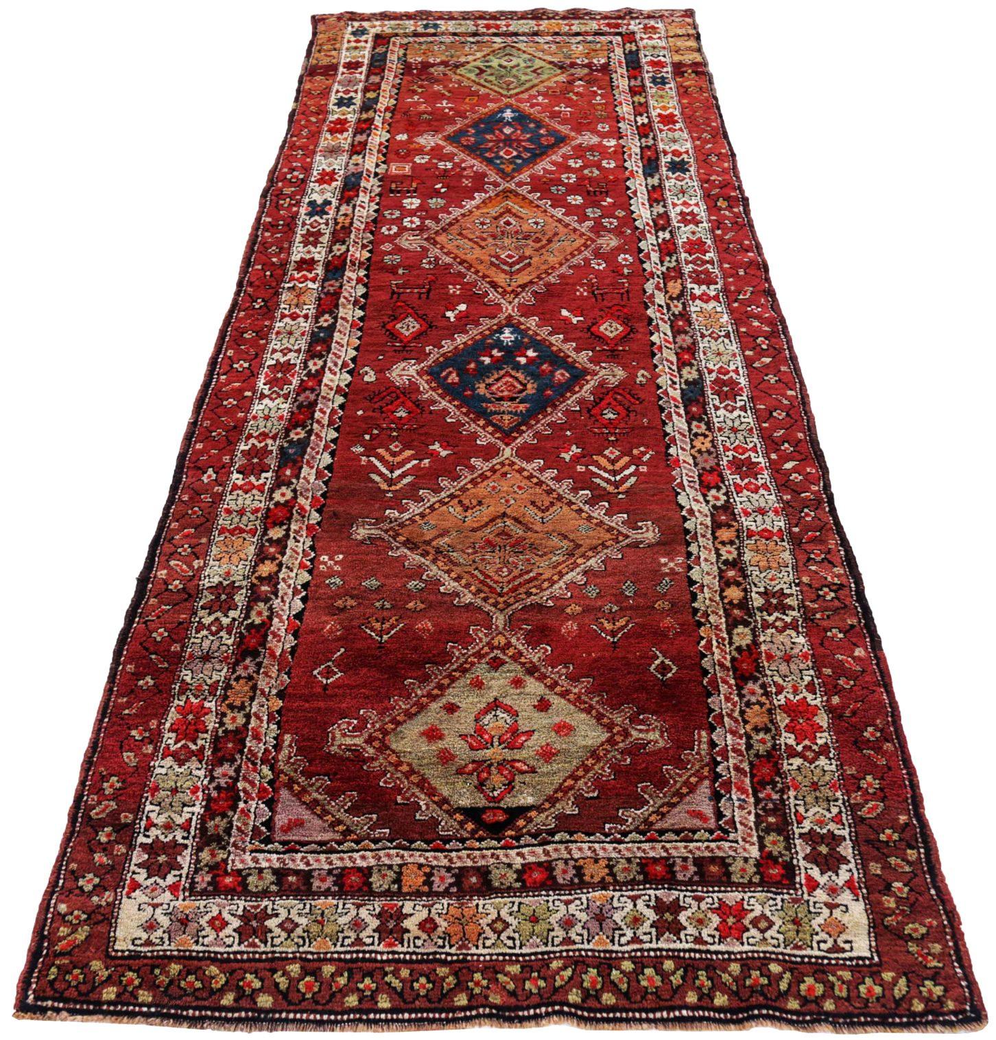 Scopri l'eleganza dei tappeti persiani Kazak, caratterizzati da tappeti d'area CIRCA del 1910. Progettato con lana e verde-avorio-blu-rosso, questo design esclusivo è perfetto per valorizzare il tuo spazio.