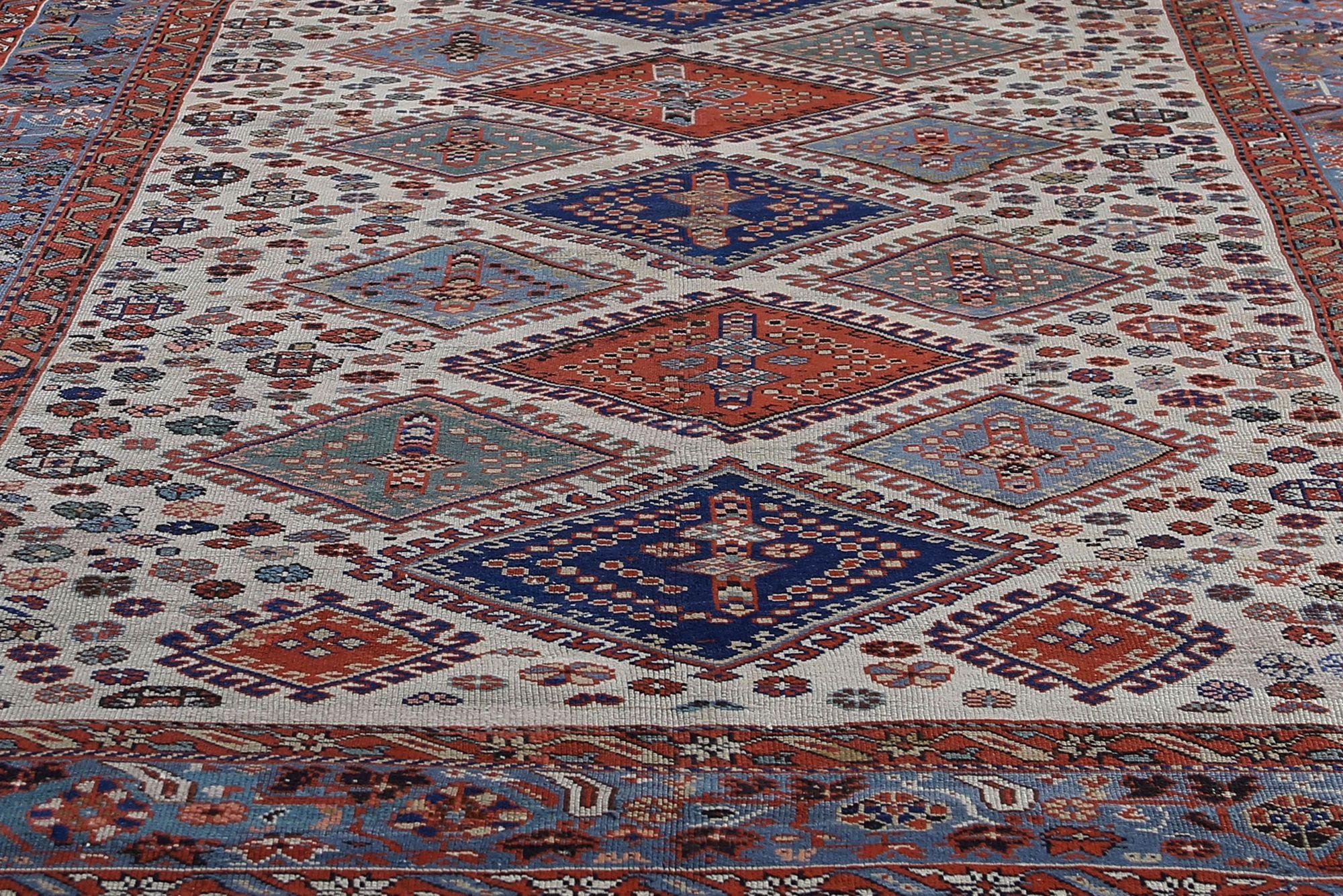 Entdecken Sie die Eleganz des persischen Kazak mit Teppichen um 1910. Dieses exklusive Design aus Wolle und Blau-Elfenbein eignet sich perfekt, um Ihren Raum zu verschönern.