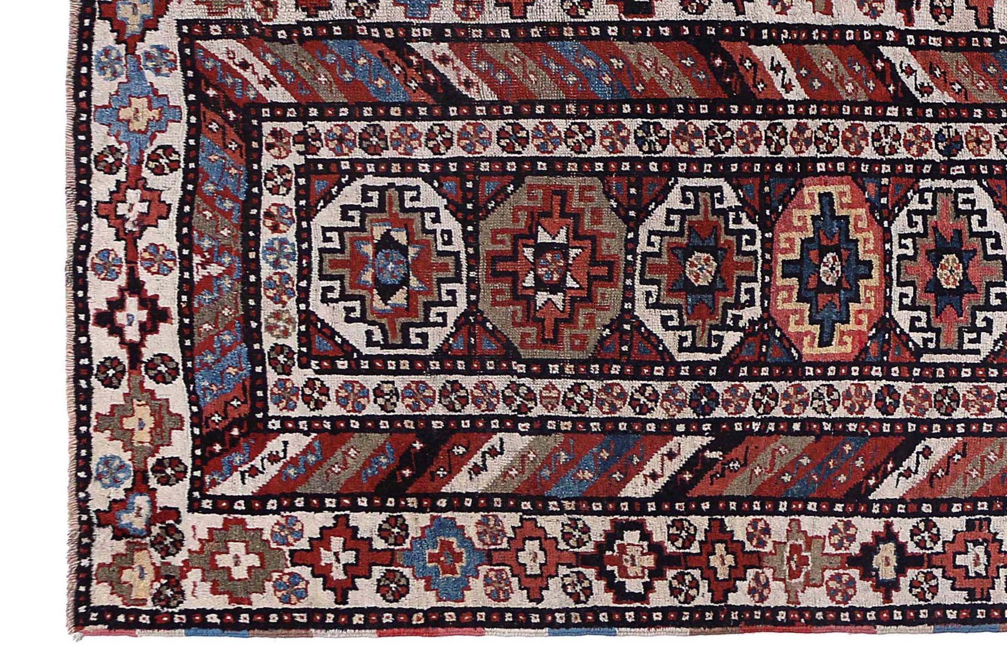 Scopri l'eleganza del tappeto persiano Kazak, caratterizzato da Runner Rug di CIRCA 1910. Progettato con lana e IvoryRed, questo design esclusivo è perfetto per valorizzare il tuo spazio.