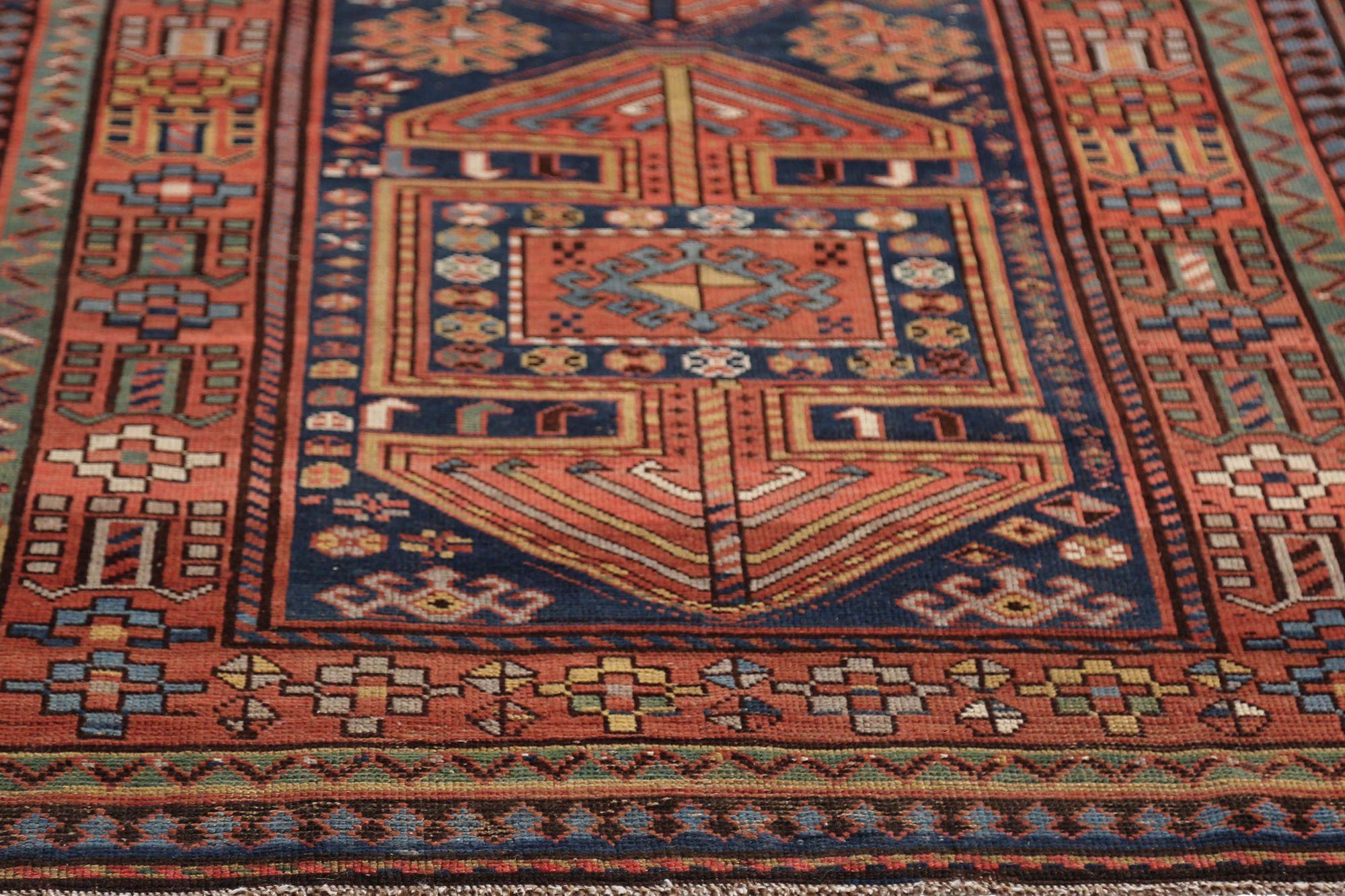 Persischer Kazak-Läufer aus Wolle in Marineblau und Rot mit Design - 97164 im Zustand „Hervorragend“ im Angebot in Dallas, TX