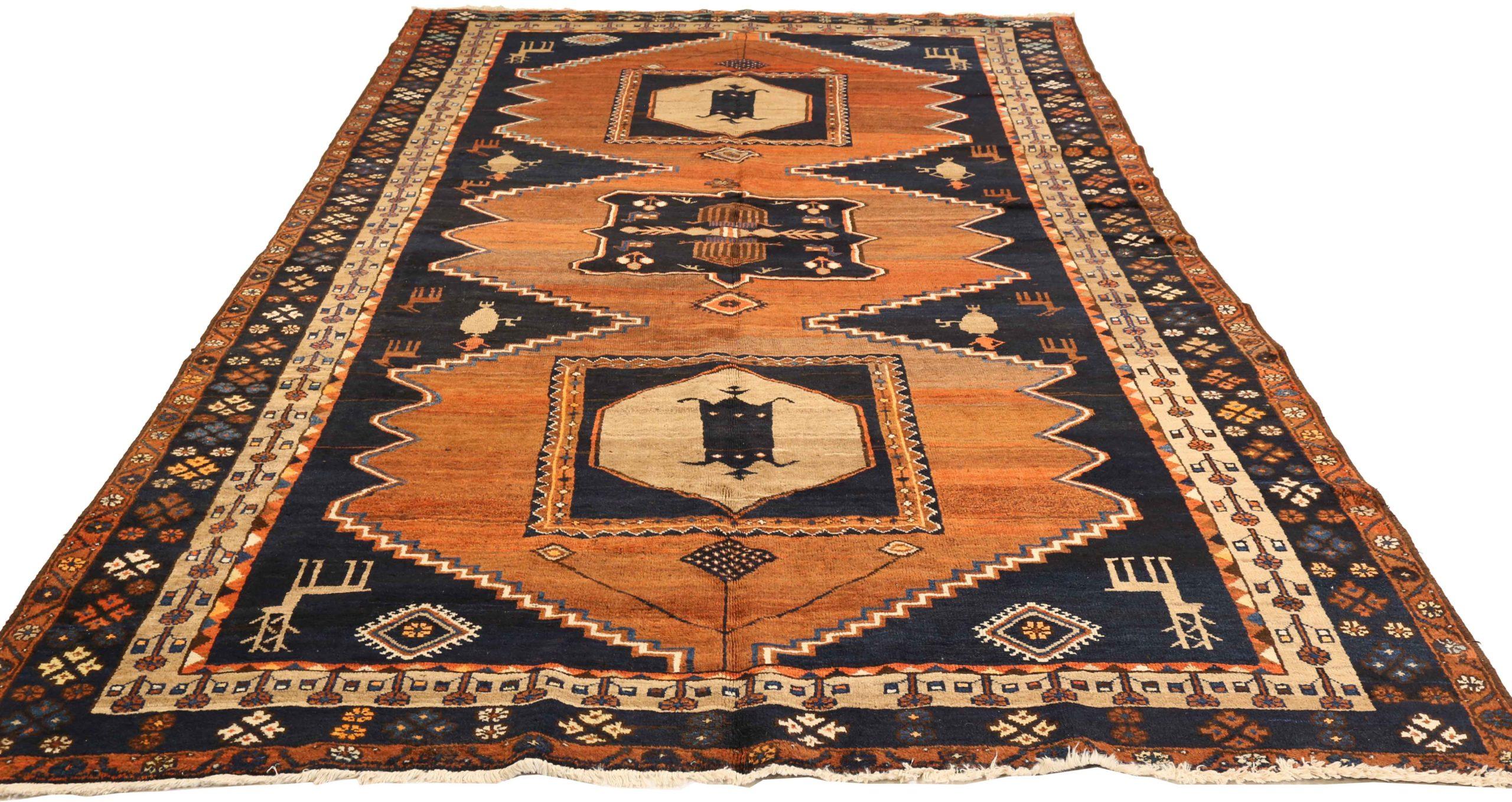 Scopri l'eleganza dei tappeti persiani Kelardasht, caratterizzati da tappeti d'area CIRCA del 1910. Progettato con lana e avorio e blu-rosso, questo design esclusivo è perfetto per valorizzare il tuo spazio.