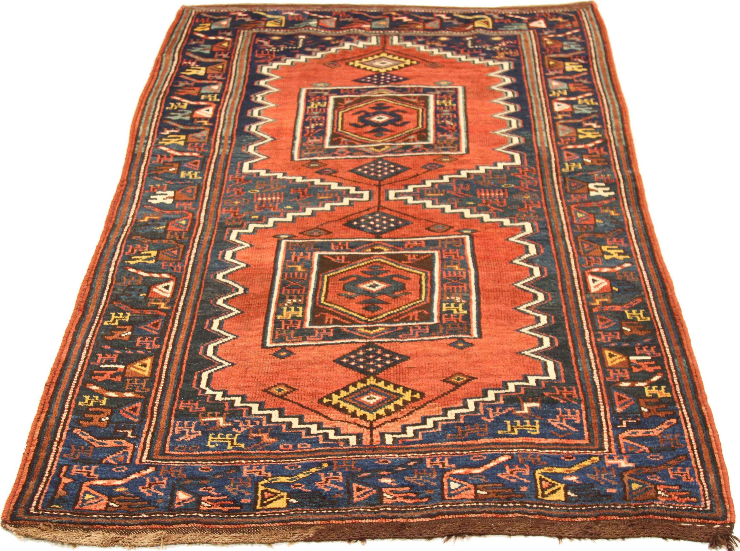 Descubre la elegancia de la Alfombra Persa Kelardasht Pequeña de Circa 1910. Diseñado con Lana y MarfilAzul MarinoRojo, este diseño exclusivo es perfecto para realzar tu espacio.