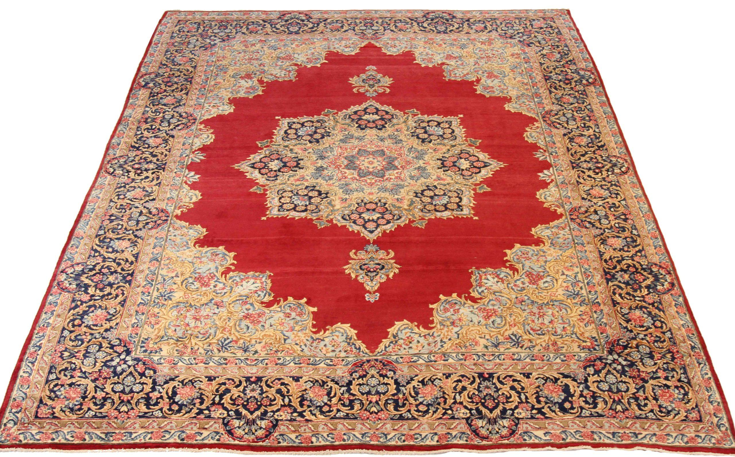 Scopri l'eleganza dei tappeti persiani Kerman, caratterizzati da un'area CIRCA del 1880. Progettato con una meticolosa attenzione ai dettagli, questo design esclusivo è perfetto per valorizzare il tuo spazio.