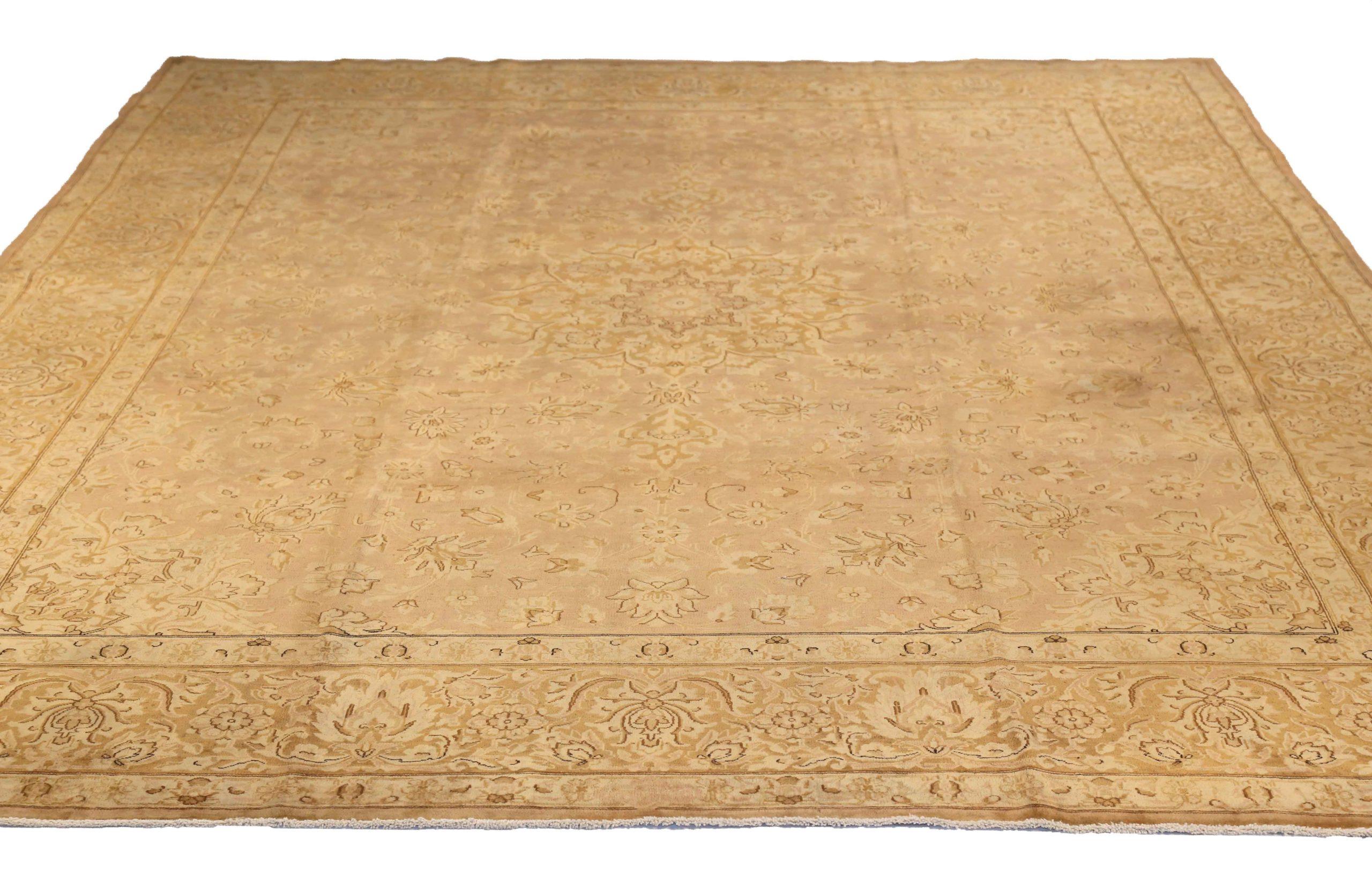 Scopri l'eleganza dei tappeti persiani Kerman, caratterizzati da un'area CIRCA del 1880. Progettato con una meticolosa attenzione ai dettagli, questo design esclusivo è perfetto per valorizzare il tuo spazio.