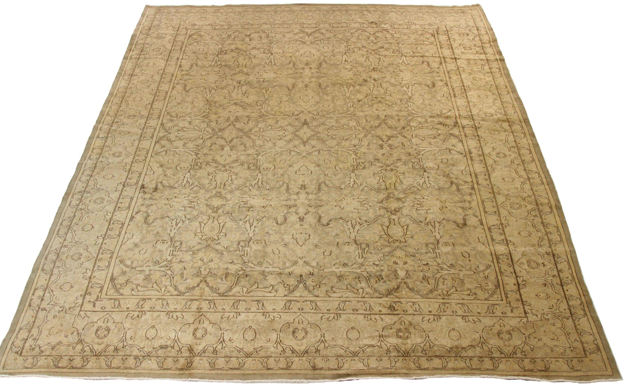Scopri l'eleganza dei tappeti persiani Kerman, caratterizzati da un'area CIRCA del 1880. Progettato con una meticolosa attenzione ai dettagli, questo design esclusivo è perfetto per valorizzare il tuo spazio.