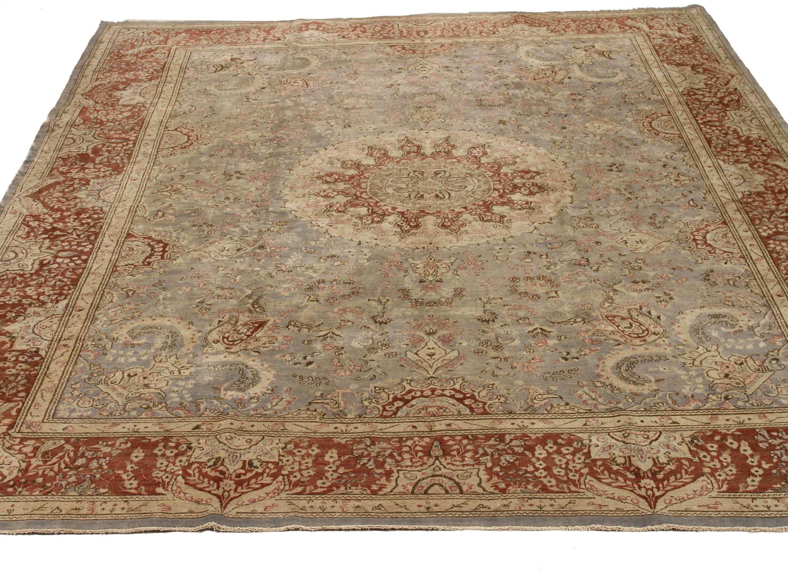 Scopri l'eleganza dei tappeti persiani Kerman, caratterizzati da un'area CIRCA del 1880. Progettato con una meticolosa attenzione ai dettagli, questo design esclusivo è perfetto per valorizzare il tuo spazio.