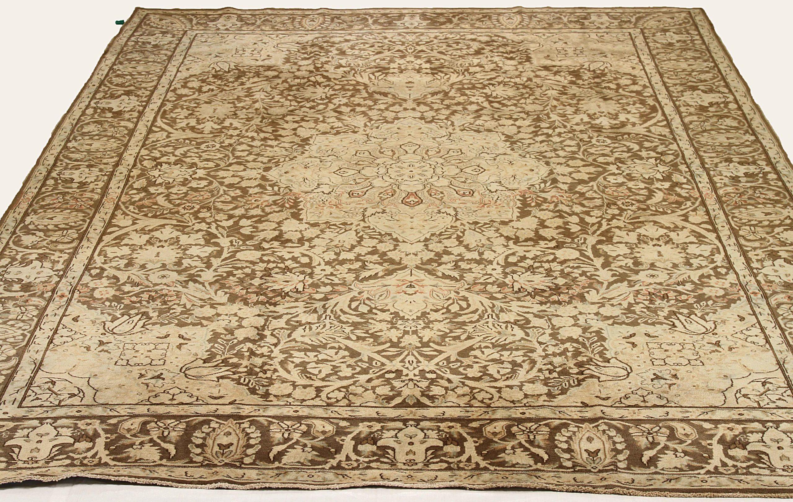 Scopri l'eleganza dei tappeti persiani Kerman, caratterizzati da un'area CIRCA del 1880. Progettato con una meticolosa attenzione ai dettagli, questo design esclusivo è perfetto per valorizzare il tuo spazio.