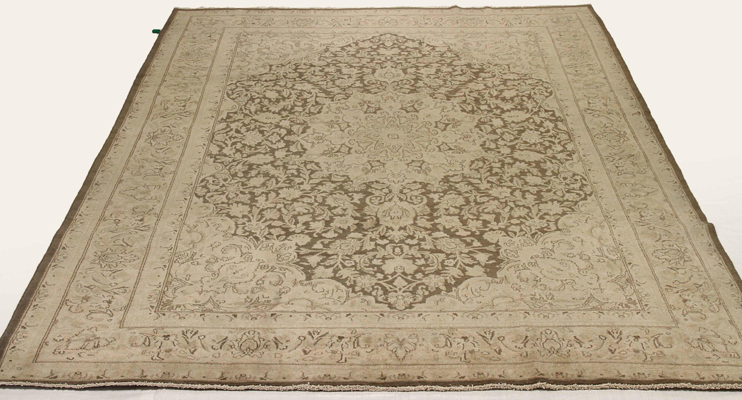 Scopri l'eleganza dei tappeti persiani Kerman, caratterizzati da un'area CIRCA del 1880. Progettato con una meticolosa attenzione ai dettagli, questo design esclusivo è perfetto per valorizzare il tuo spazio.