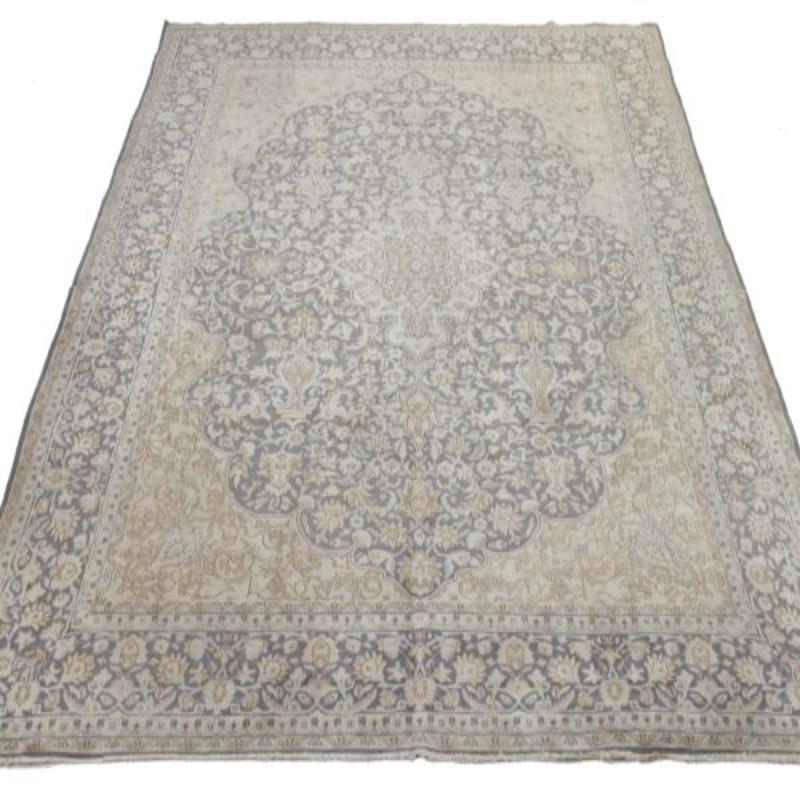 Entdecken Sie die Eleganz des persischen Kerman mit Teppichen aus der Zeit um 1880. Dieses exklusive Design, das mit viel Liebe zum Detail entworfen wurde, ist perfekt, um Ihren Raum zu verschönern.