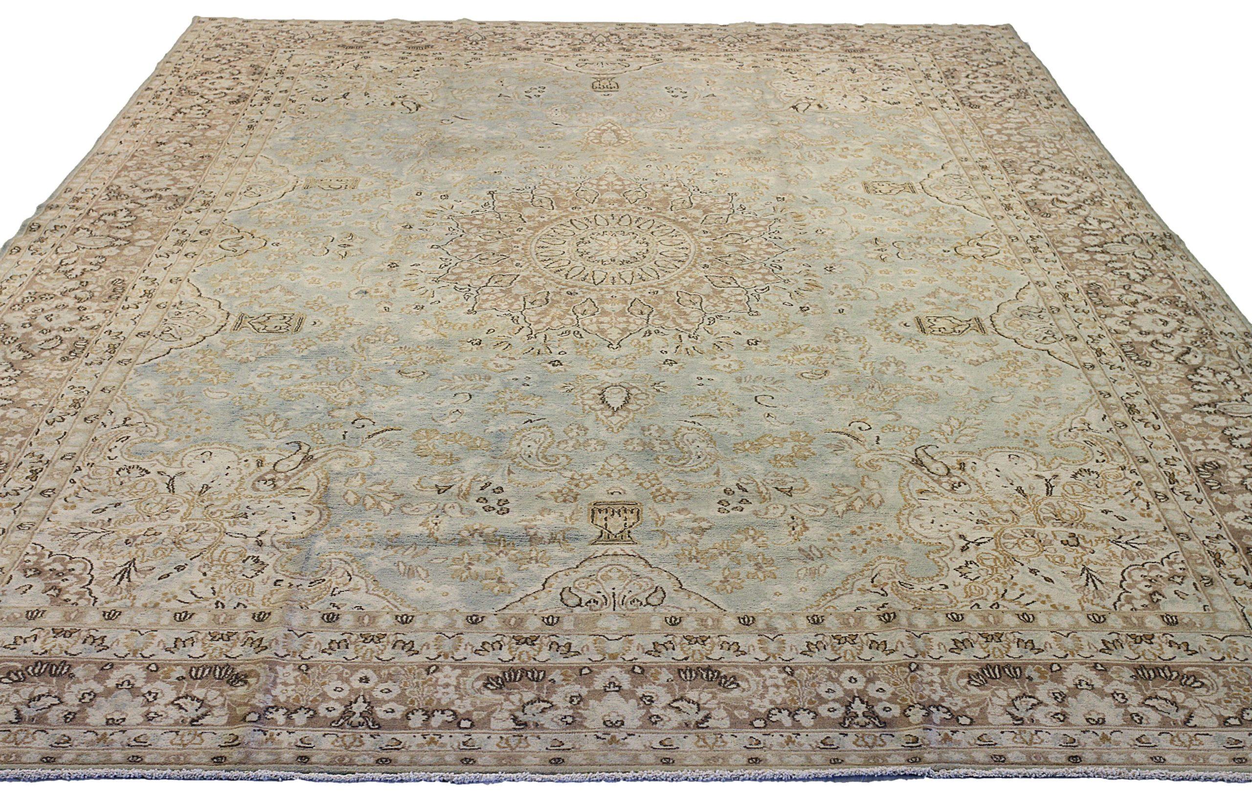 Entdecken Sie die Eleganz des persischen Kerman mit Teppichen aus der Zeit um 1880. Dieses exklusive Design, das mit viel Liebe zum Detail entworfen wurde, ist perfekt, um Ihren Raum zu verschönern.
