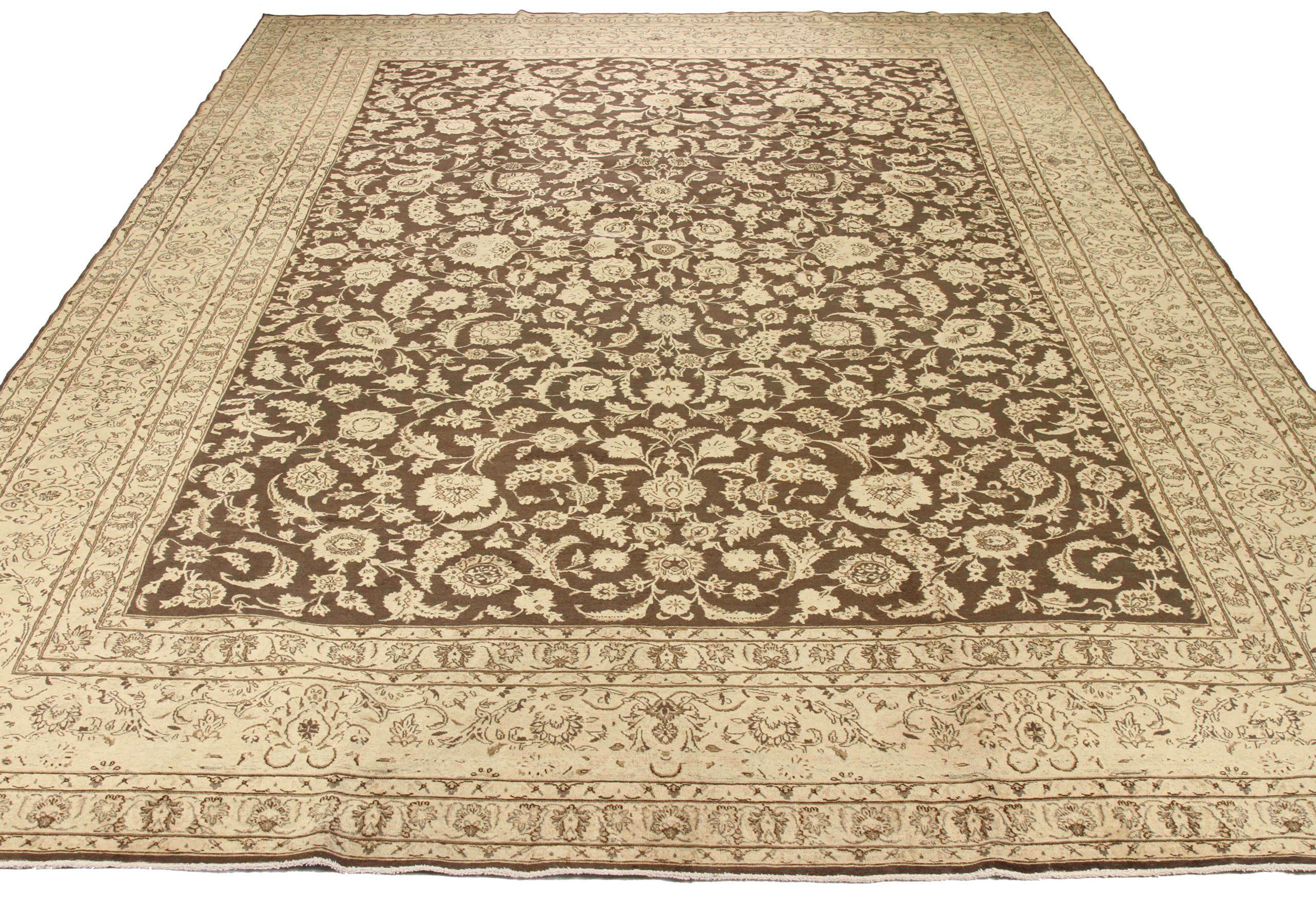 Descubre la elegancia de las alfombras persas Kerman de Circa 1880. Diseñado con meticulosa atención al detalle, este diseño exclusivo es perfecto para realzar tu espacio.