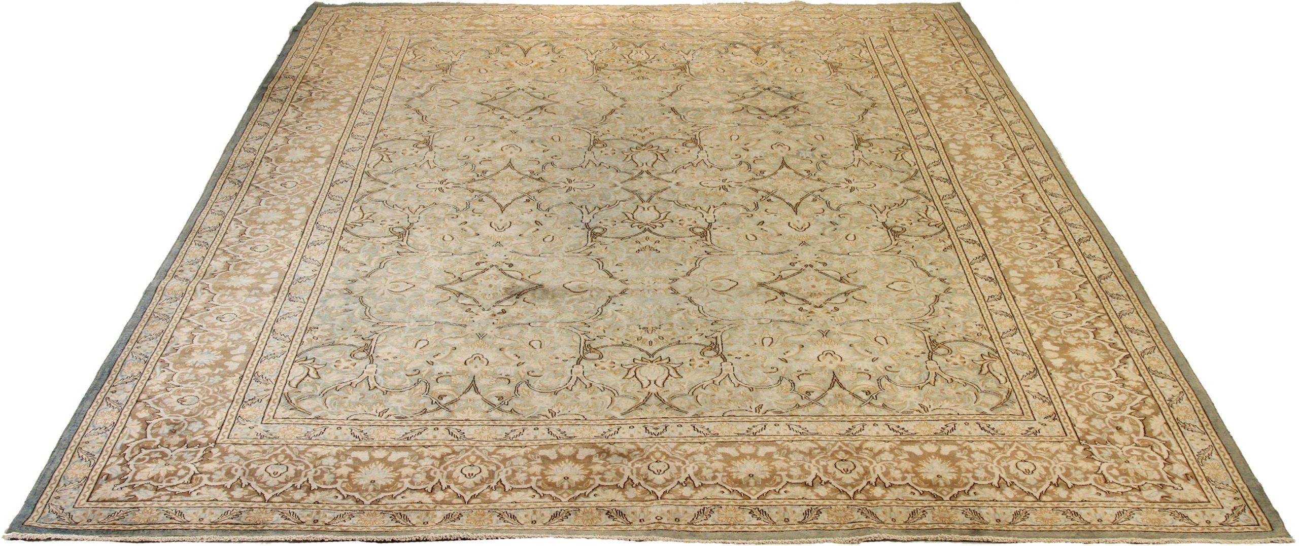 Scopri l'eleganza dei tappeti persiani Kerman, caratterizzati da un'area CIRCA del 1880. Progettato con una meticolosa attenzione ai dettagli, questo design esclusivo è perfetto per valorizzare il tuo spazio.