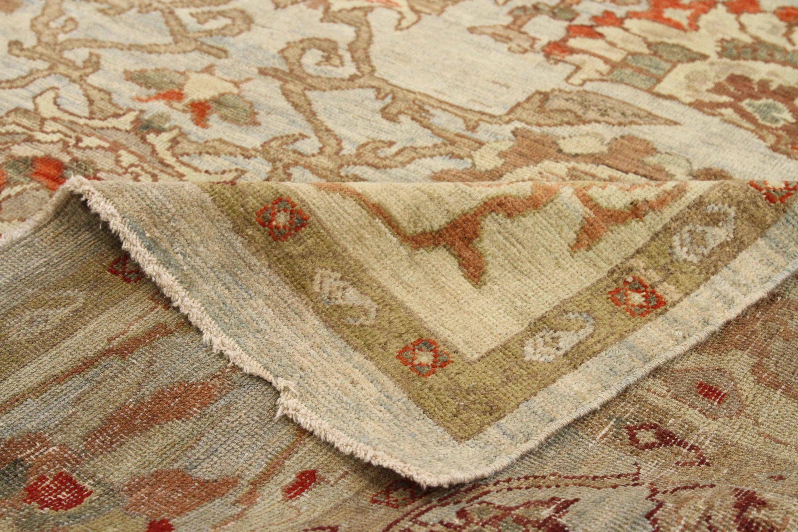 Scopri l'eleganza dei tappeti persiani Kerman, caratterizzati da un'area CIRCA del 1880. Progettato con una meticolosa attenzione ai dettagli, questo design esclusivo è perfetto per valorizzare il tuo spazio.