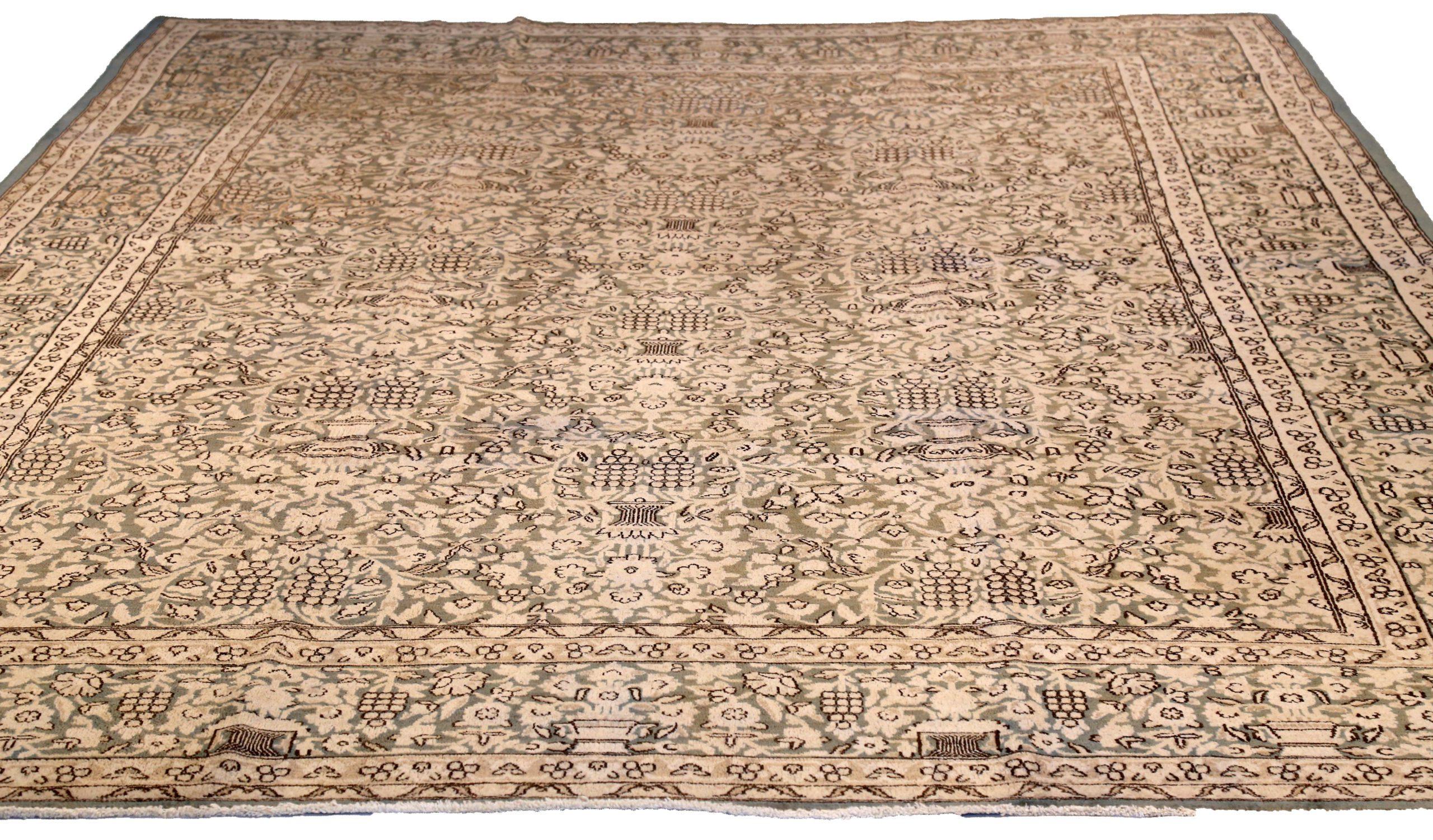 Scopri l'eleganza dei tappeti persiani Kerman, caratterizzati da un'area CIRCA del 1880. Progettato con una meticolosa attenzione ai dettagli, questo design esclusivo è perfetto per valorizzare il tuo spazio.