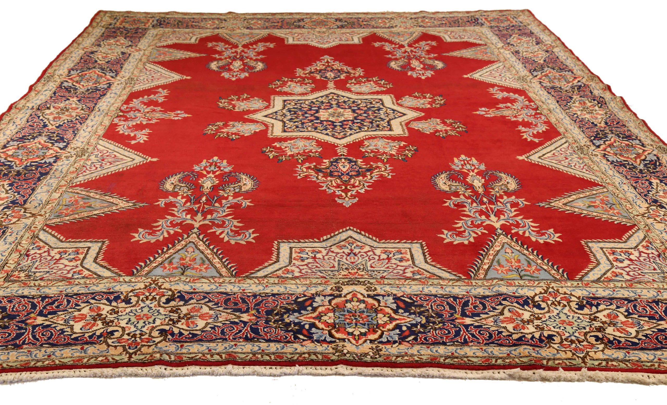 Découvrez l'élégance des tapis persans de Kerman datant de 1880. Conçu avec une attention méticuleuse aux détails, ce design exclusif est parfait pour mettre en valeur votre espace.