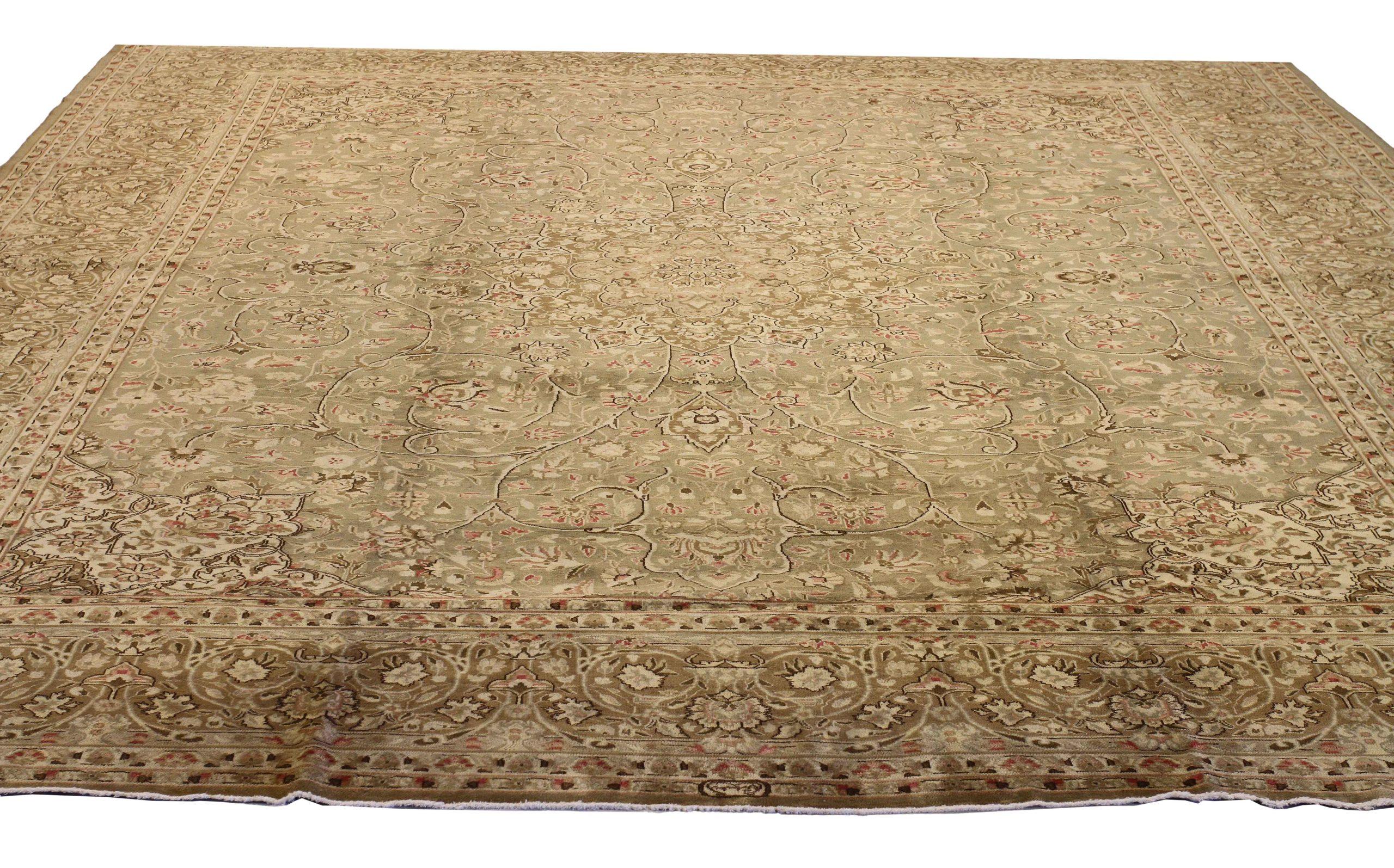 Scopri l'eleganza dei tappeti persiani Kerman, caratterizzati da un'area CIRCA del 1880. Progettato con una meticolosa attenzione ai dettagli, questo design esclusivo è perfetto per valorizzare il tuo spazio.