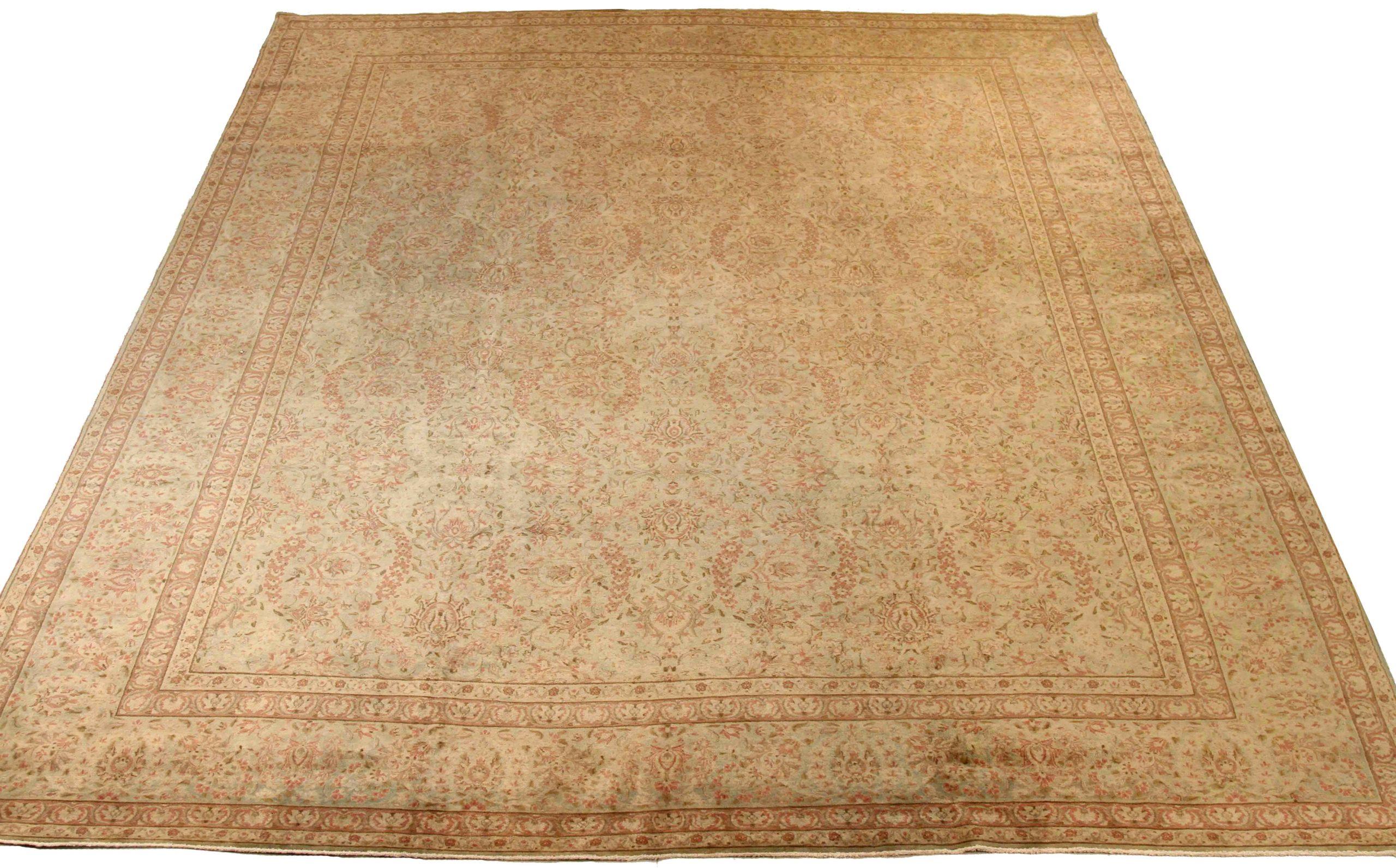 Scopri l'eleganza dei tappeti persiani Kerman, caratterizzati da un'area CIRCA del 1880. Progettato con una meticolosa attenzione ai dettagli, questo design esclusivo è perfetto per valorizzare il tuo spazio.