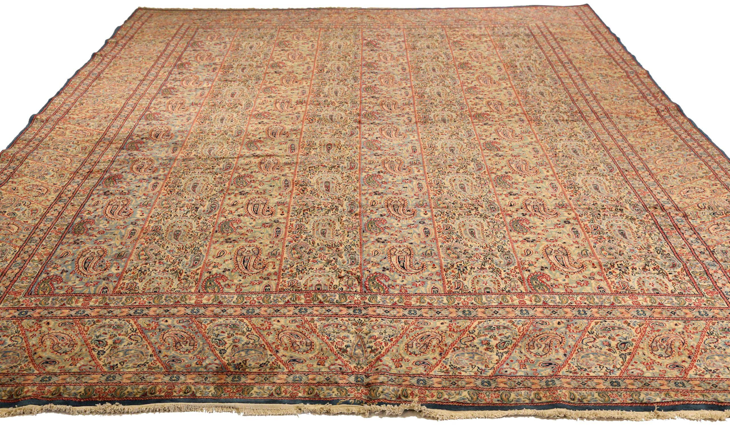 Entdecken Sie die Eleganz des persischen Kerman mit Teppichen aus der Zeit um 1880. Dieses exklusive Design aus Wolle und BlauGrünRot ist perfekt, um Ihren Raum zu verschönern.