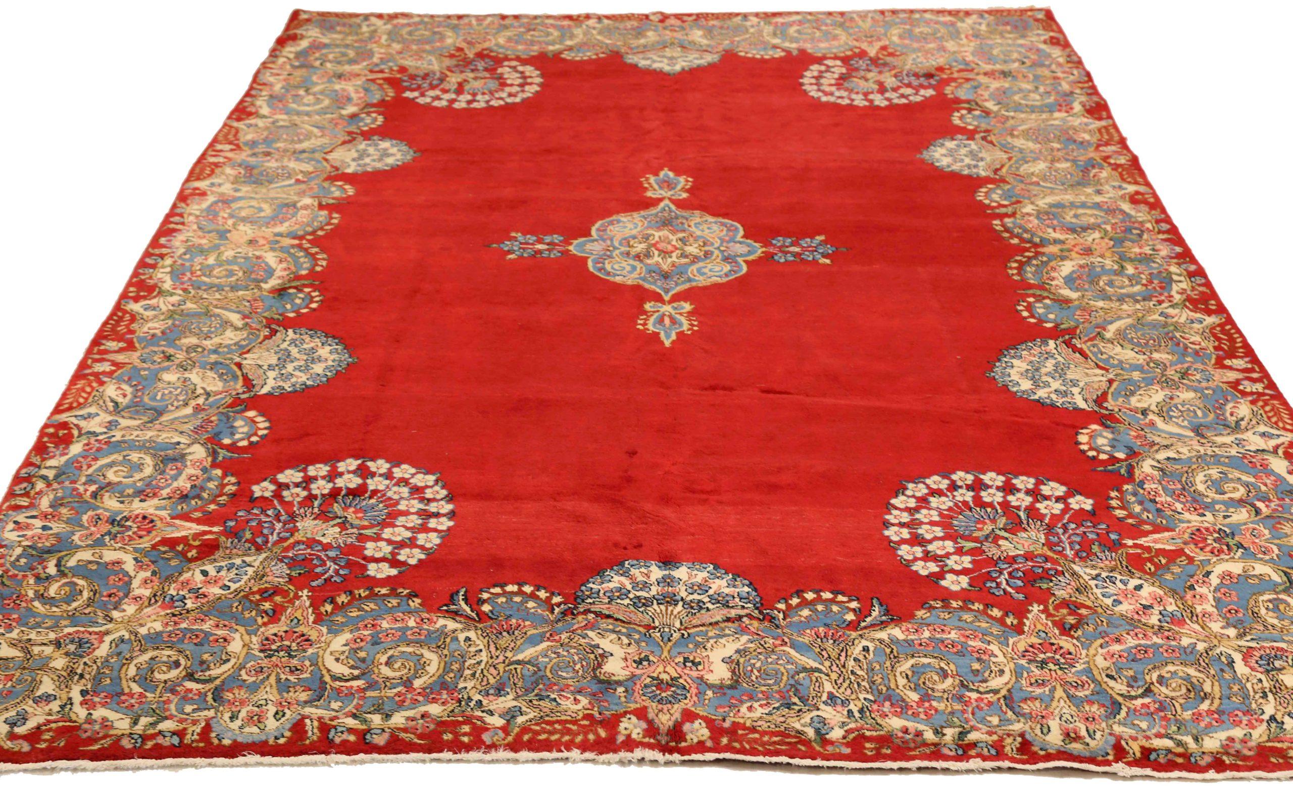 Entdecken Sie die Eleganz des persischen Kerman mit Teppichen aus der Zeit um 1880. Dieses exklusive Design aus Wolle und Blau-Elfenbein-Rot ist perfekt, um Ihren Raum zu verschönern.