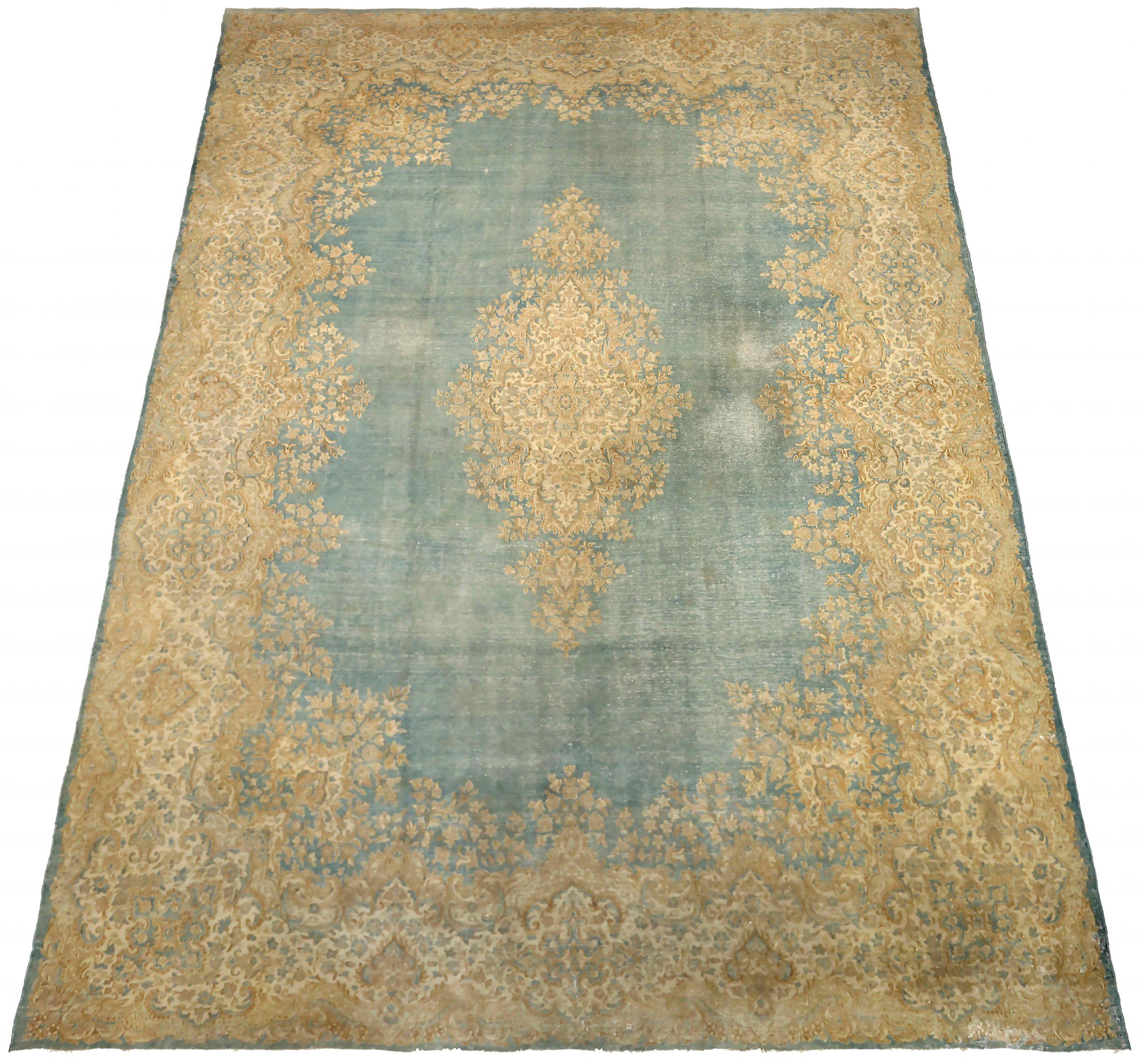 Entdecken Sie die Eleganz des persischen Kerman mit Teppichen aus der Zeit um 1880. Dieses exklusive Design aus Wolle und Blau-Elfenbein-Gelb ist perfekt, um Ihren Raum zu verschönern.