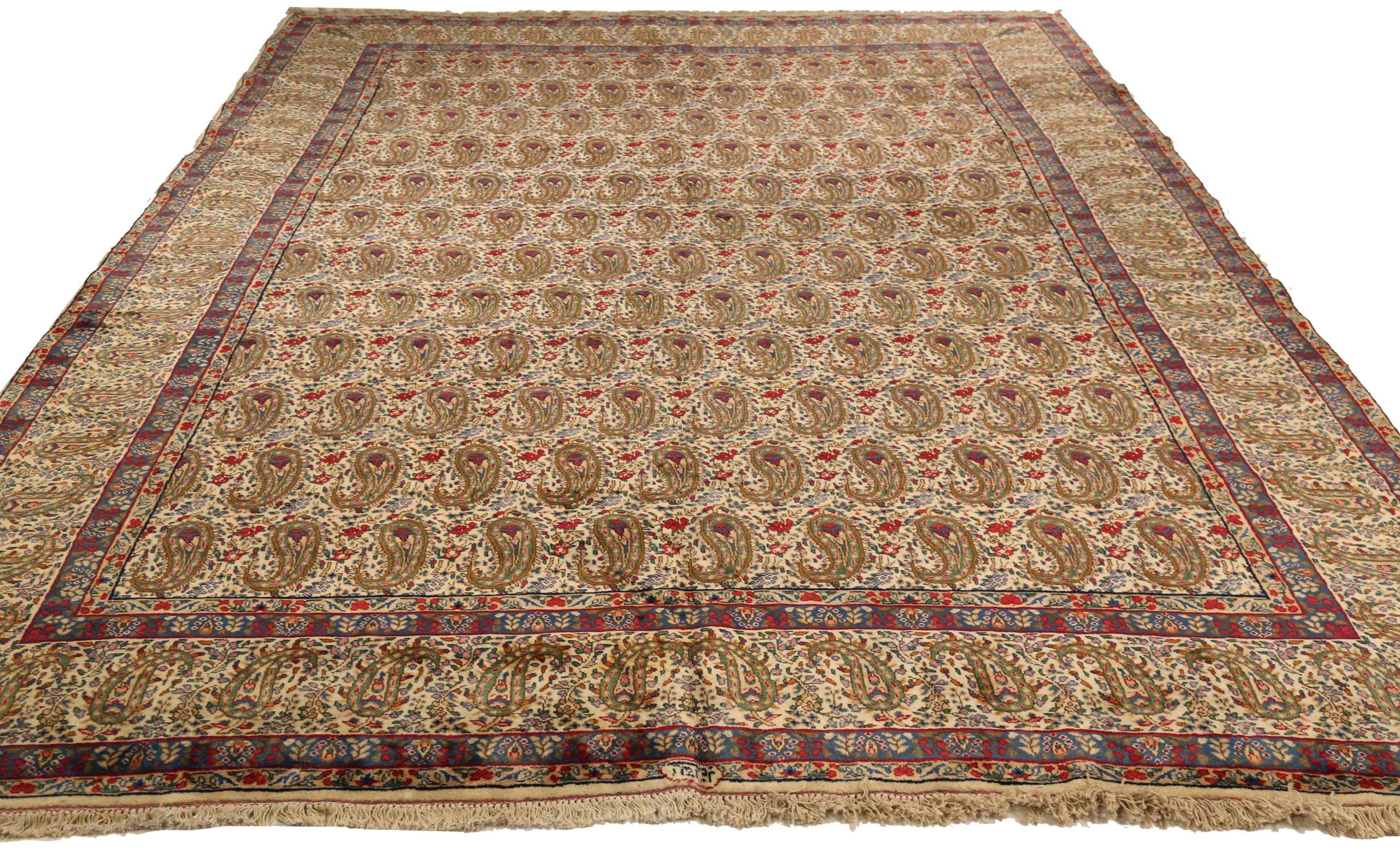 Scopri l'eleganza dei tappeti persiani Kerman, caratterizzati da un'area CIRCA del 1880. Progettato con lana e marrone-avorio-rosso, questo design esclusivo è perfetto per valorizzare il tuo spazio.