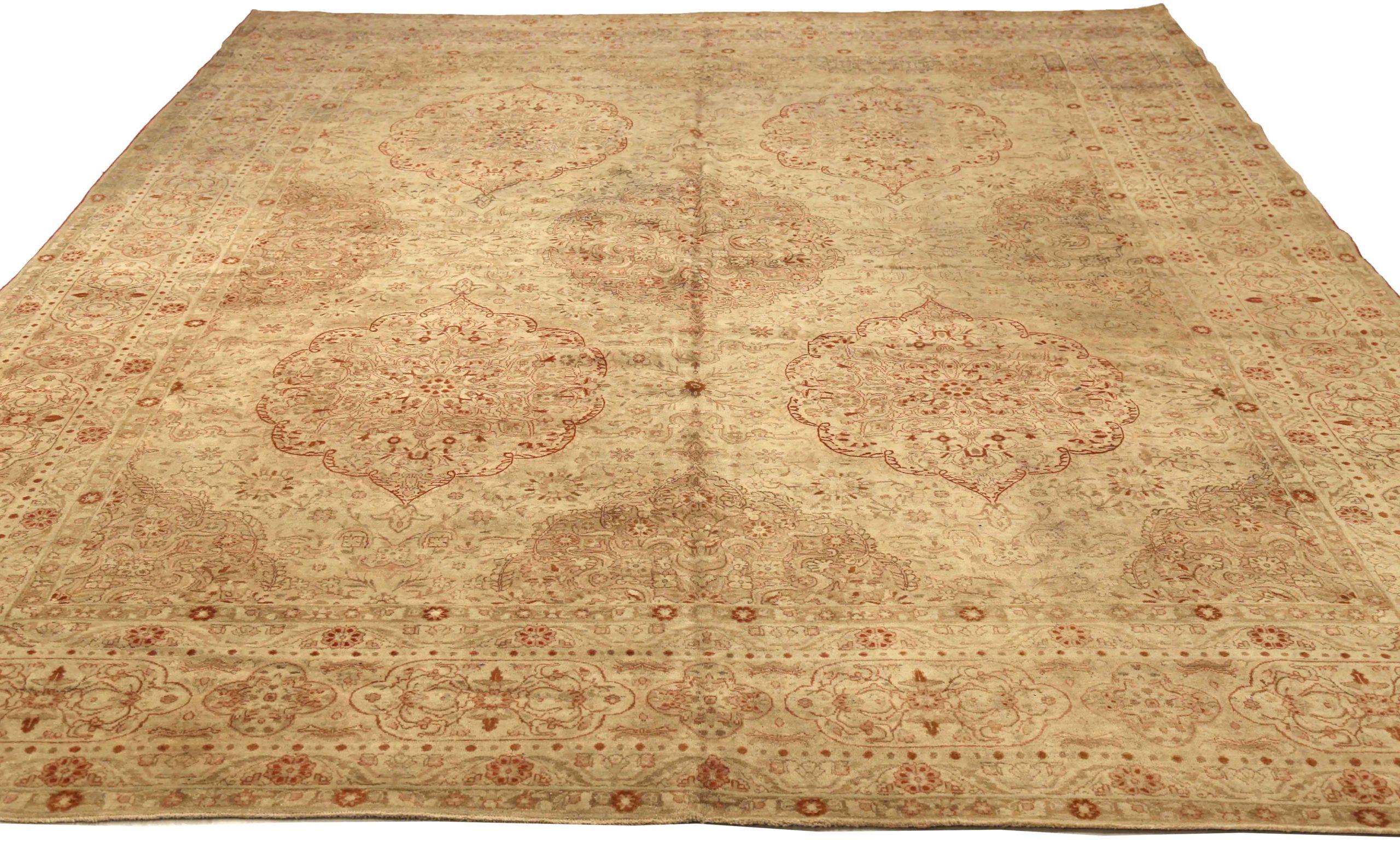 Entdecken Sie die Eleganz des persischen Kerman mit Teppichen aus der Zeit um 1880. Dieses exklusive Design aus Wolle und Braun-Elfenbein-Taupe ist perfekt, um Ihren Raum zu verschönern.
