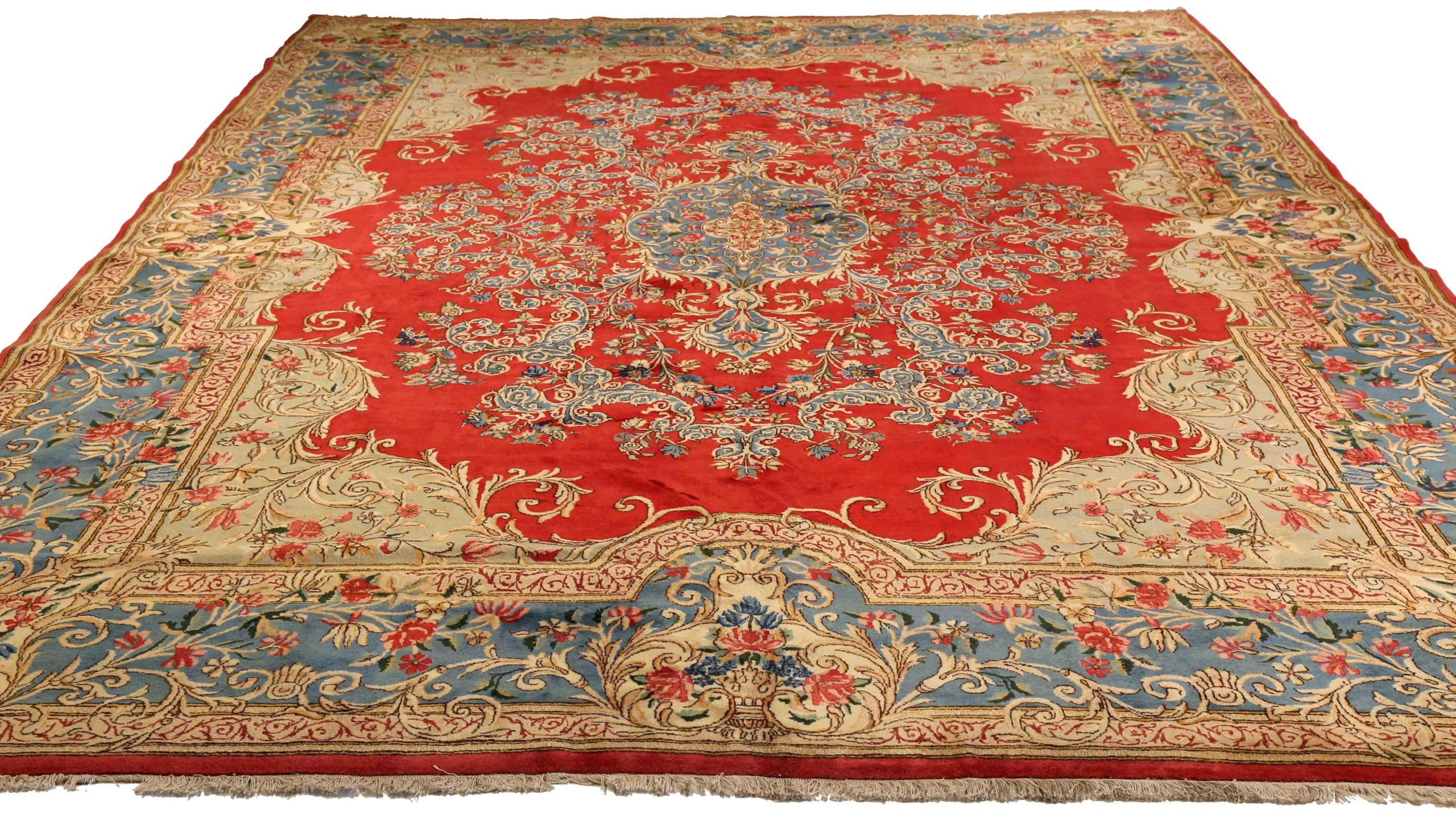 Entdecken Sie die Eleganz des persischen Kerman mit Teppichen aus der Zeit um 1910. Dieses exklusive Design aus Wolle und Blau-Elfenbein-Rot ist perfekt, um Ihren Raum zu verschönern.