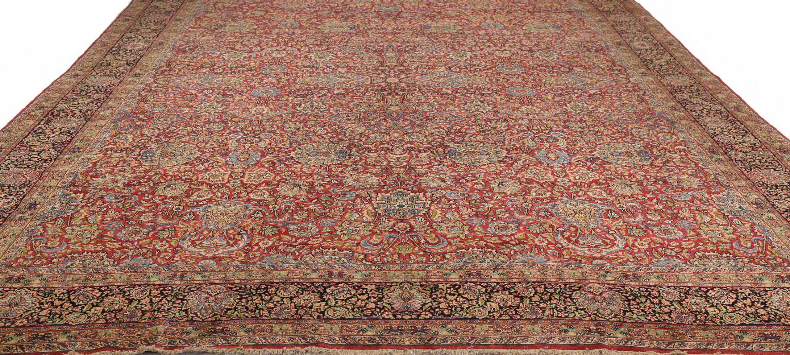 Entdecken Sie die Eleganz des persischen Kerman mit Teppichen aus der Zeit um 1910. Dieses exklusive Design aus Wolle und Blau-Elfenbein-Rot ist perfekt, um Ihren Raum zu verschönern.