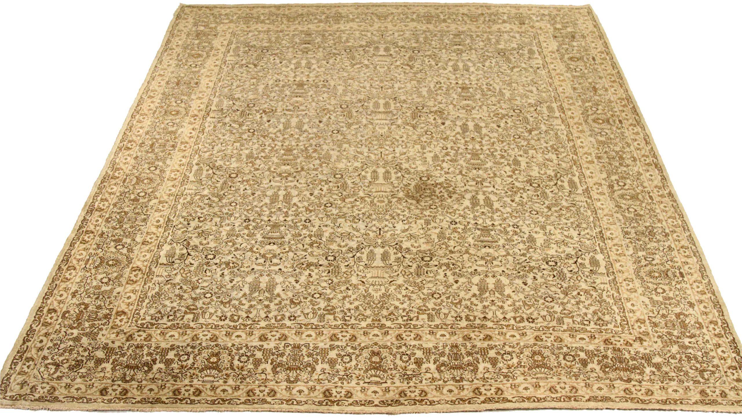 Entdecken Sie die Eleganz des persischen Kerman mit Teppichen aus der Zeit um 1910. Dieses exklusive Design aus Wolle und Braun-Elfenbein ist perfekt, um Ihren Raum zu verschönern.