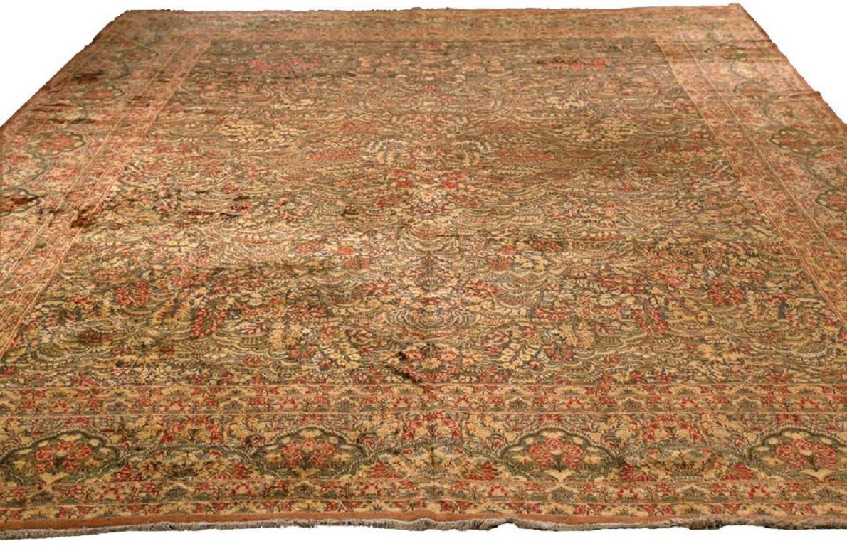 Scopri l'eleganza dei tappeti persiani Kerman, caratterizzati da un'area CIRCA del 1910. Progettato con lana e verde-avorio-rosso, questo design esclusivo è perfetto per valorizzare il tuo spazio.