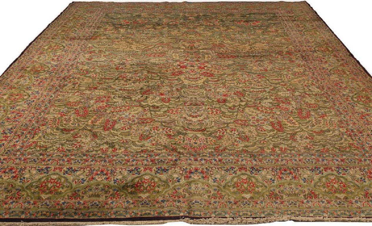 Découvrez l'élégance des tapis persans de Kerman datant de 1910. Conçu avec Wool et GreenRedYellow, ce design exclusif est parfait pour mettre en valeur votre espace.