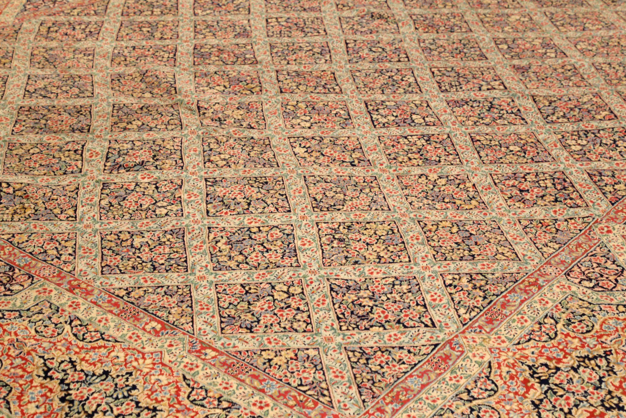 Persische Kerman-Teppiche Circa 1910 - Wolle Elfenbein Marineblau Blau Rot Design - 75230 (Asiatisch) im Angebot
