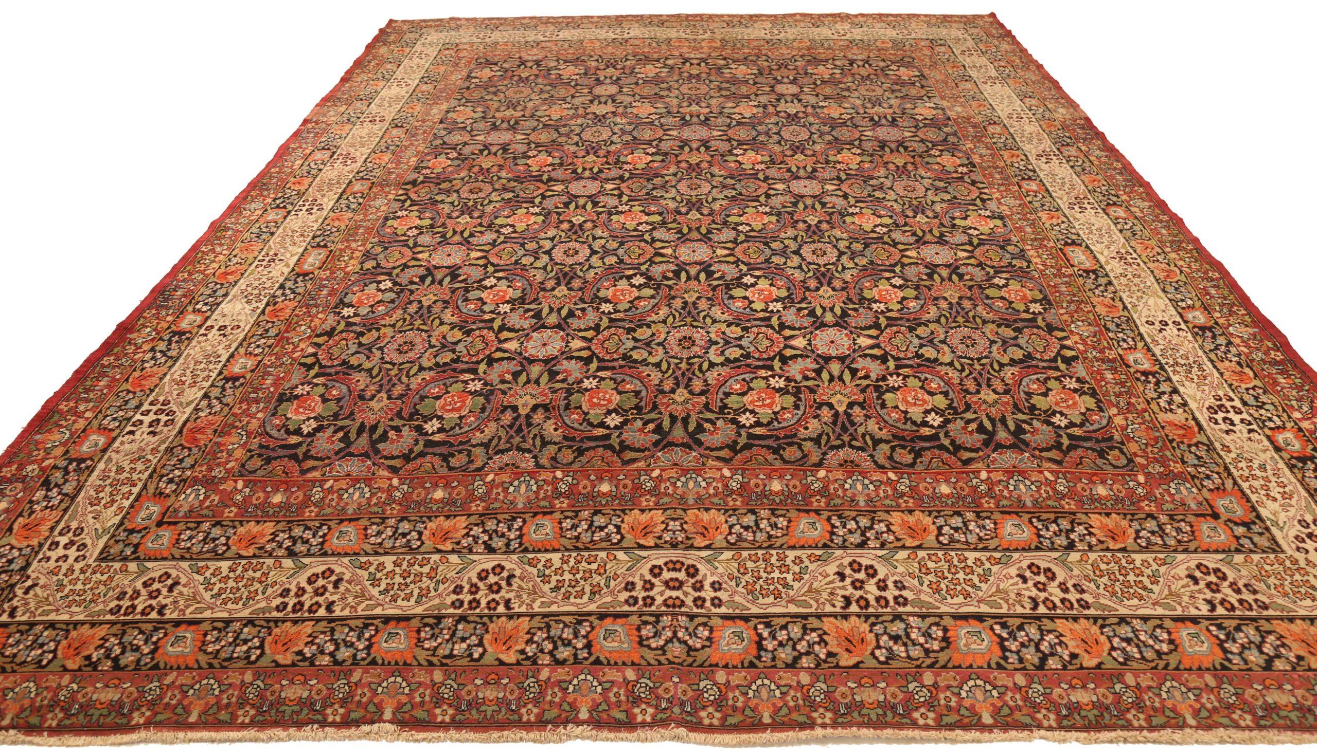 Scopri l'eleganza dei tappeti persiani Kerman, caratterizzati da un'area CIRCA del 1910. Progettato con lana e avorio e blu-rosso, questo design esclusivo è perfetto per valorizzare il tuo spazio.
