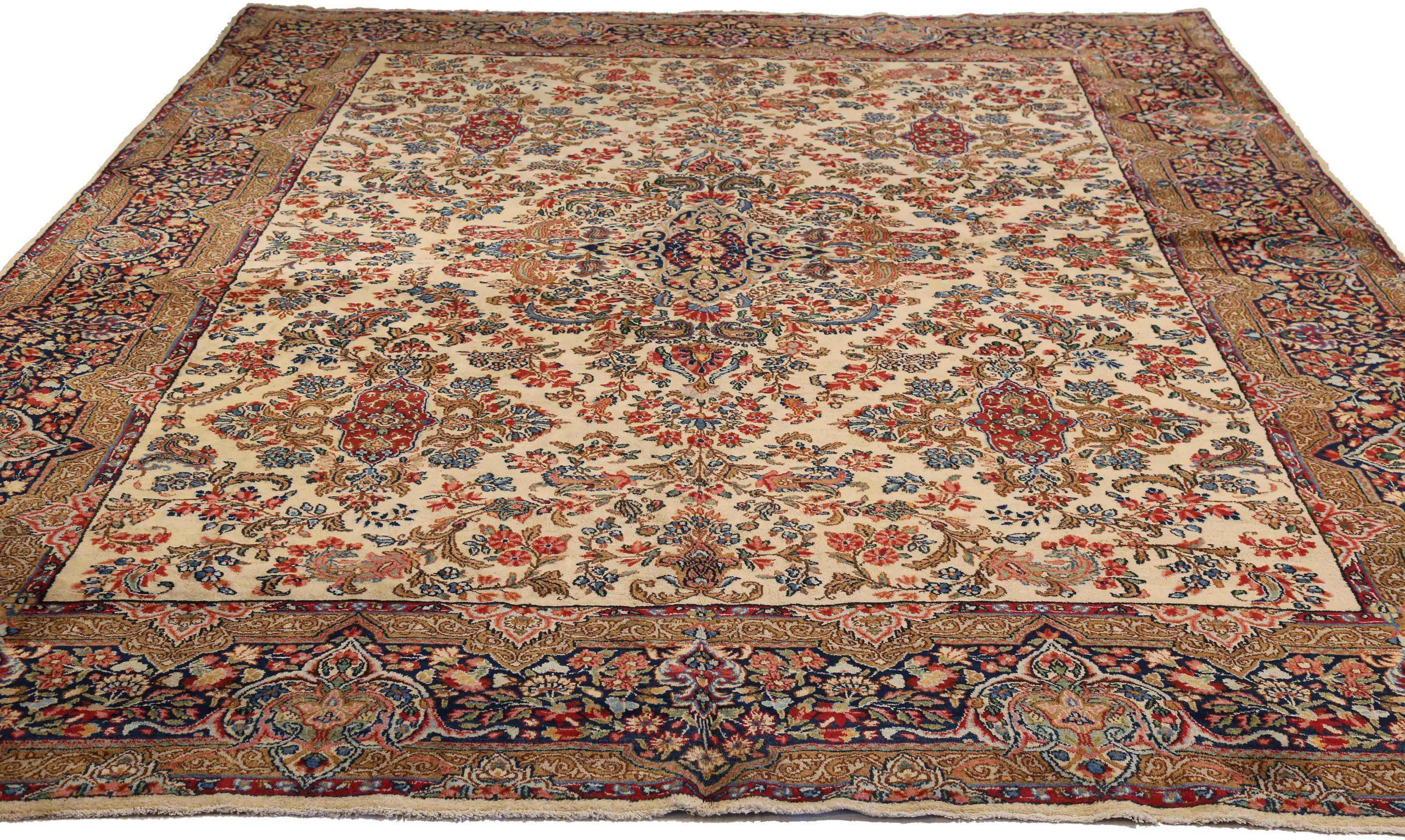 Scopri l'eleganza dei tappeti persiani Kerman, caratterizzati da un'area CIRCA del 1940. Progettato con lana e blu-avorio-rosso, questo design esclusivo è perfetto per valorizzare il tuo spazio.