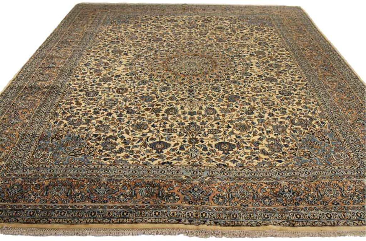 Entdecken Sie die Eleganz des persischen Kerman mit Teppichen aus der Zeit um 1940. Dieses exklusive Design aus Wolle und Blau-Elfenbein-Rot ist perfekt, um Ihren Raum zu verschönern.