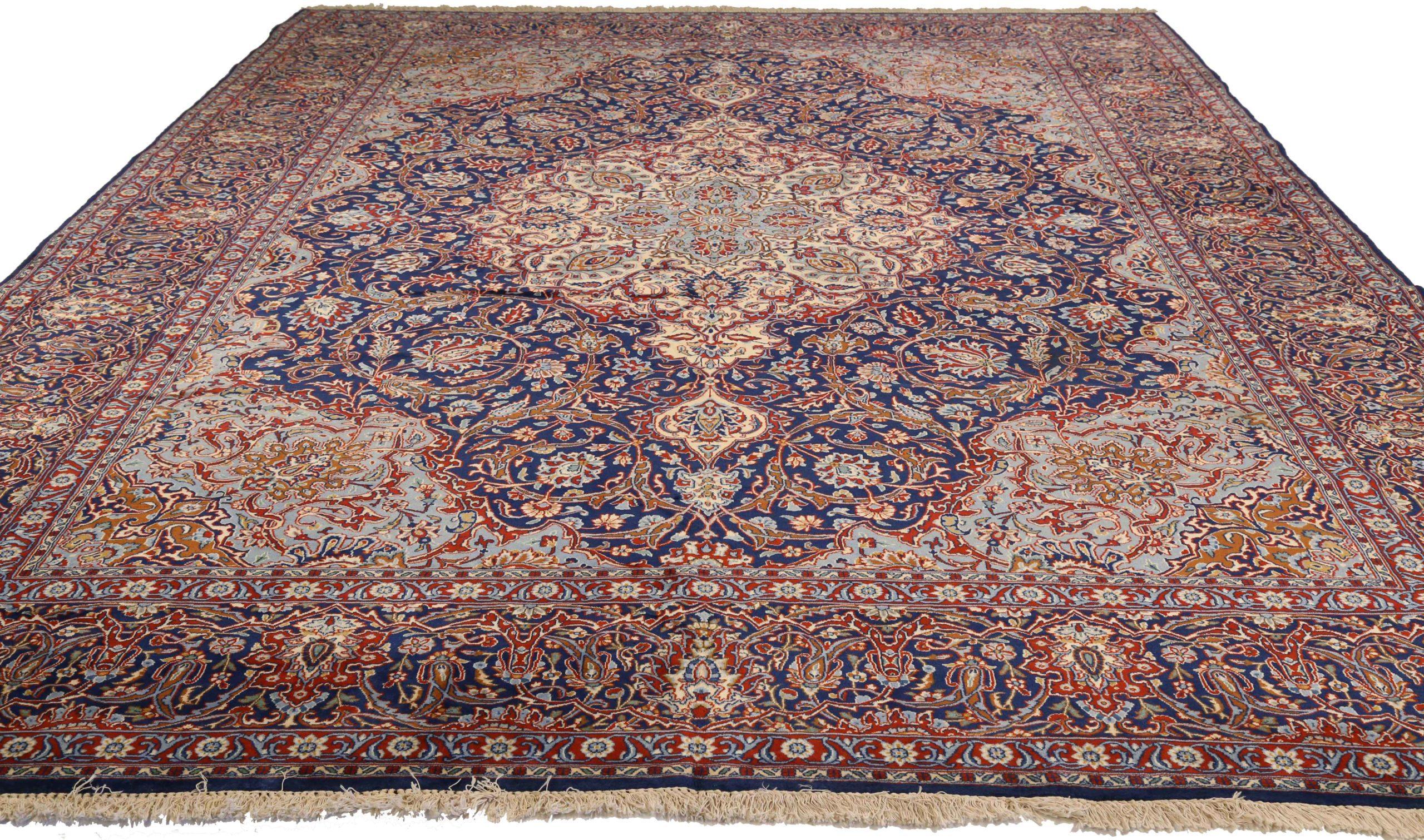 Découvrez l'élégance des tapis persans de Kerman datant de 1940. Conçu avec de la laine et du bleuIvoireMarine, ce design exclusif est parfait pour mettre en valeur votre espace.