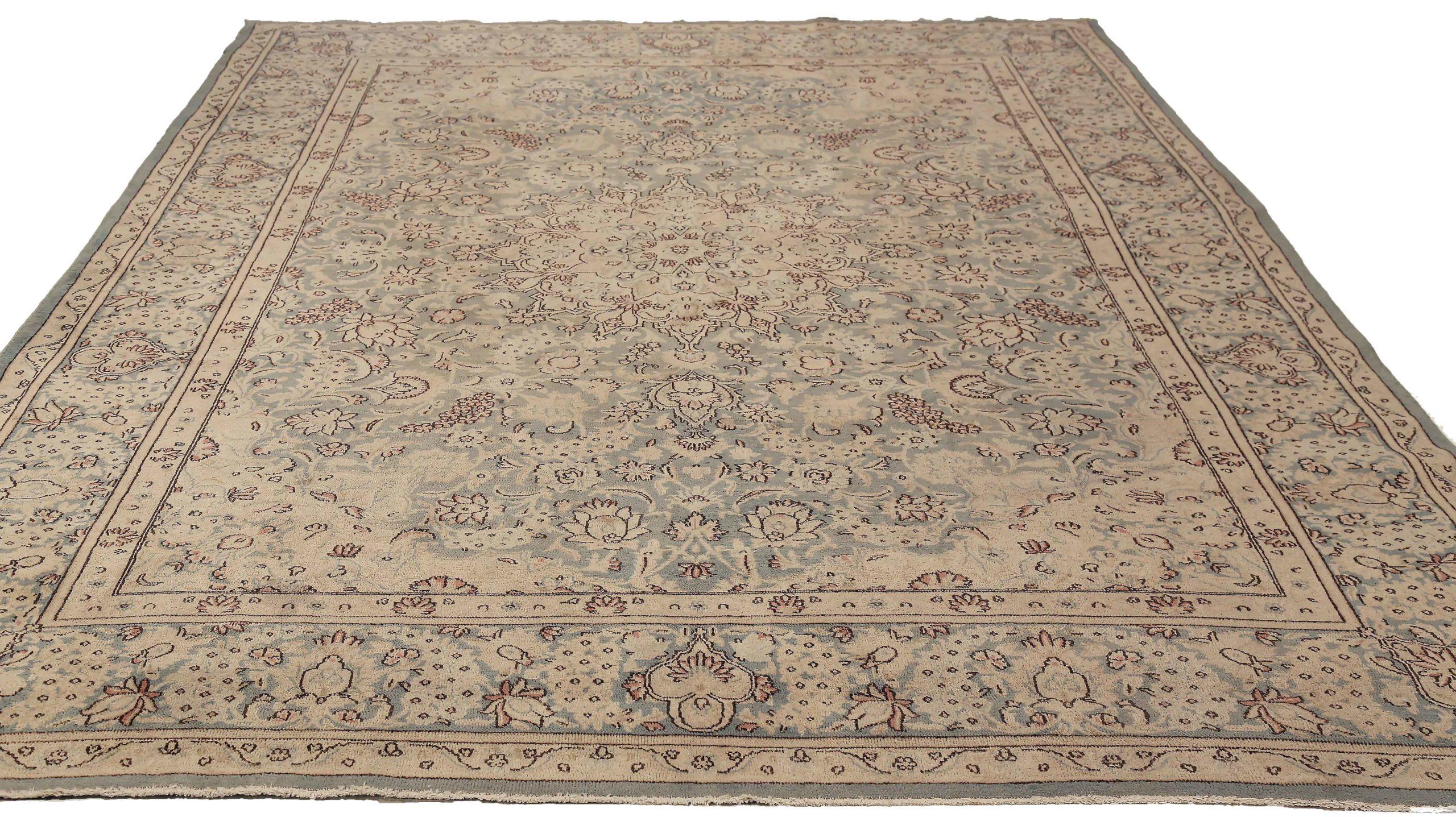 Scopri l'eleganza dei tappeti persiani Kerman. Progettato con una meticolosa attenzione ai dettagli, questo design esclusivo è perfetto per valorizzare il tuo spazio.
