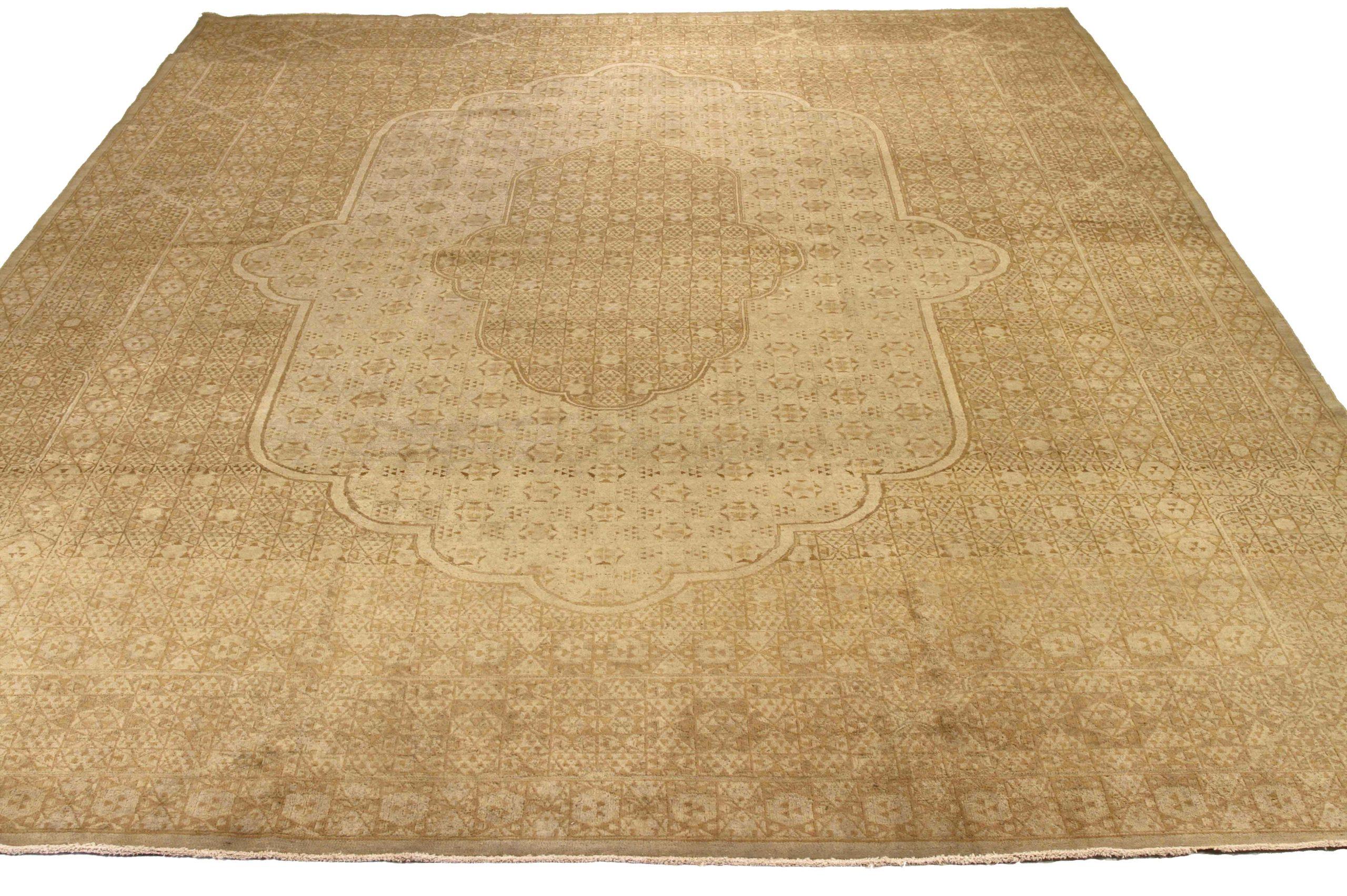 Scopri l'eleganza dei tappeti persiani Kerman. Progettato con una meticolosa attenzione ai dettagli, questo design esclusivo è perfetto per valorizzare il tuo spazio.