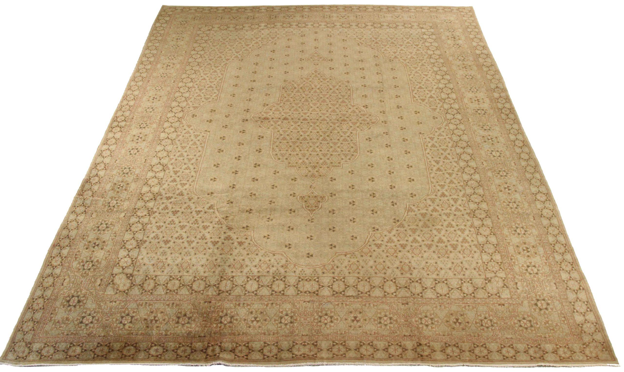 Scopri l'eleganza dei tappeti persiani Kerman. Progettato con una meticolosa attenzione ai dettagli, questo design esclusivo è perfetto per valorizzare il tuo spazio.