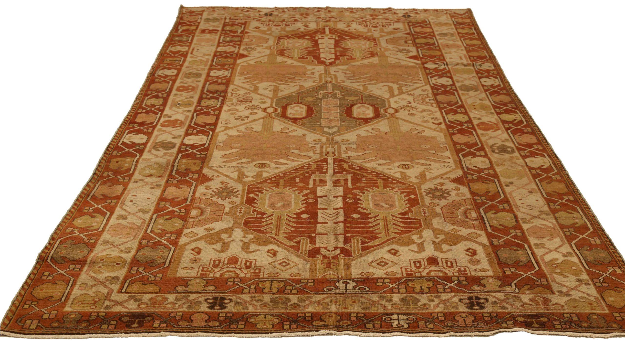 Découvrez l'élégance des tapis persans Kerman. Conçu avec une attention méticuleuse aux détails, ce design exclusif est parfait pour mettre en valeur votre espace.