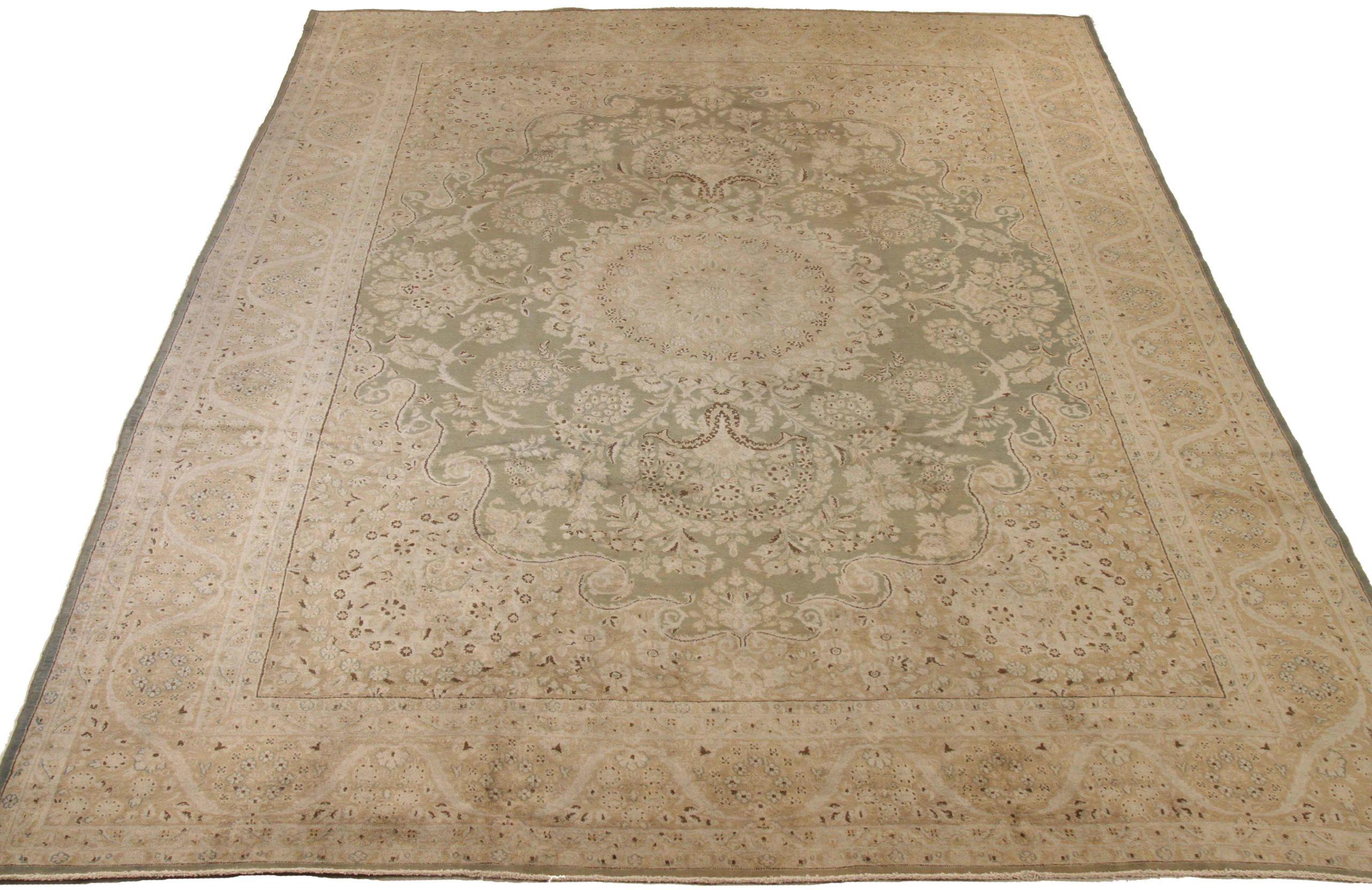 Scopri l'eleganza dei tappeti persiani Kerman. Progettato con una meticolosa attenzione ai dettagli, questo design esclusivo è perfetto per valorizzare il tuo spazio.