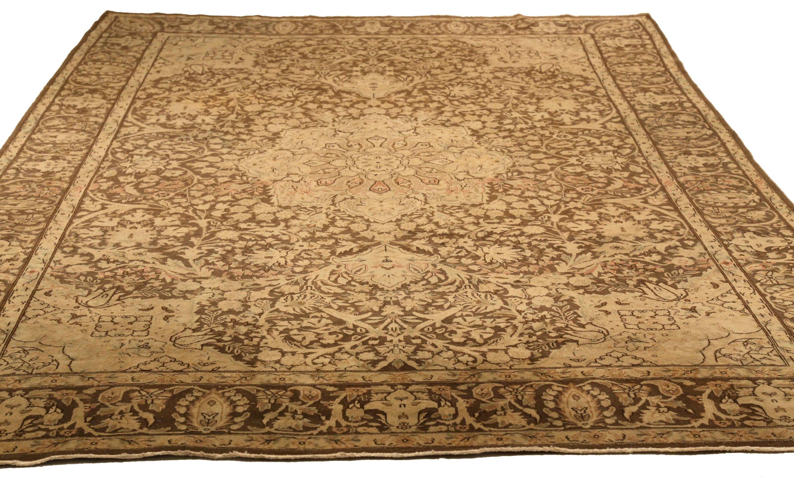 Entdecken Sie die Eleganz des persischen Kerman mit seinen Teppichen. Dieses exklusive Design, das mit viel Liebe zum Detail entworfen wurde, ist perfekt, um Ihren Raum zu verschönern.