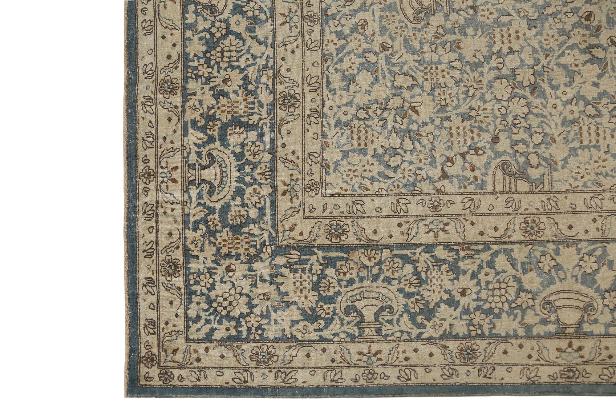 Scopri l'eleganza dei tappeti persiani Kerman, caratterizzati da un'area CIRCA del 1910. Progettato con lana e blu-avorio, questo design esclusivo è perfetto per valorizzare il tuo spazio.