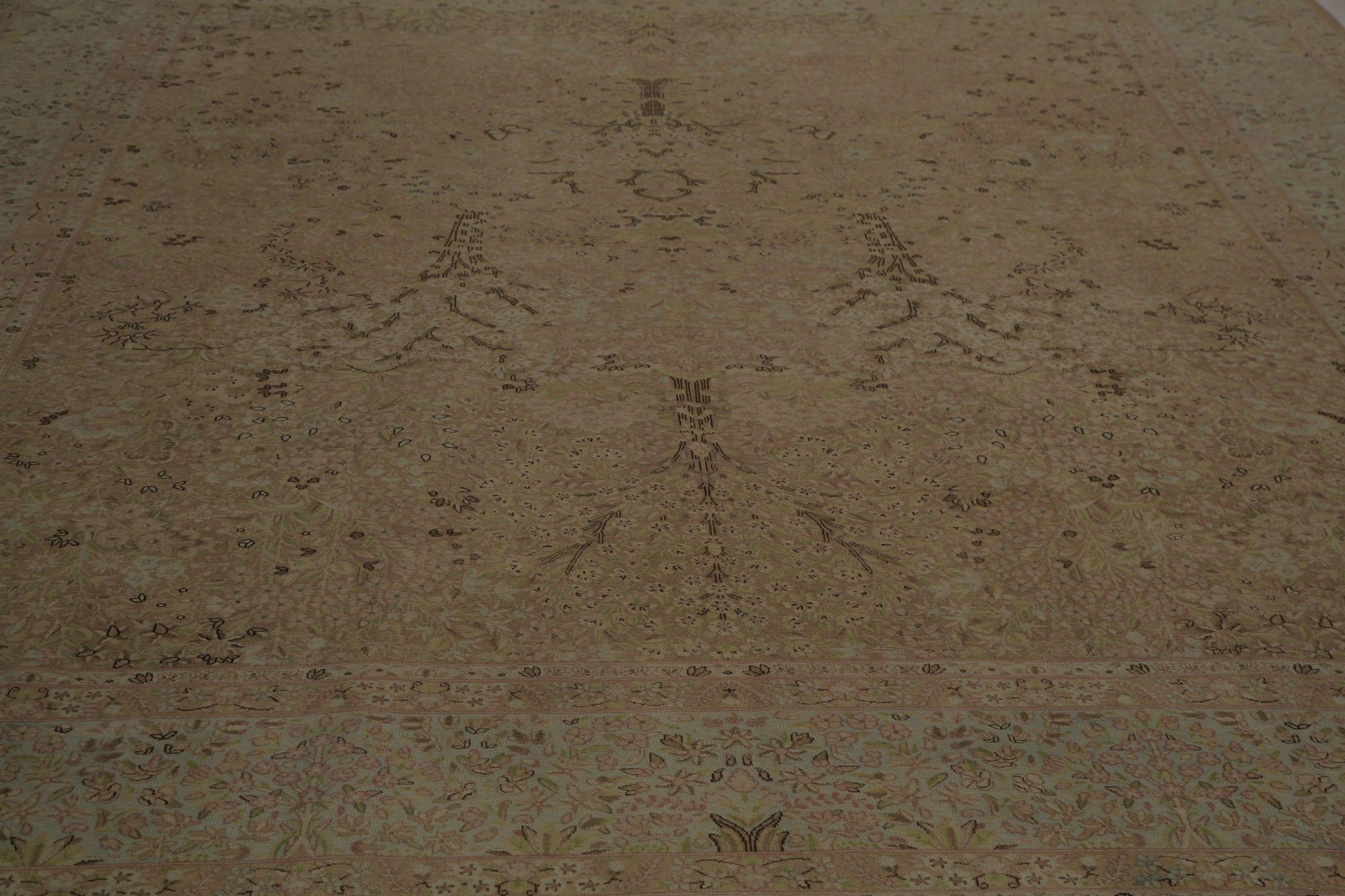 Scopri l'eleganza dei tappeti persiani Kerman, caratterizzati da un'area CIRCA del 1910. Progettato in lana e marrone, questo design esclusivo è perfetto per valorizzare il tuo spazio.