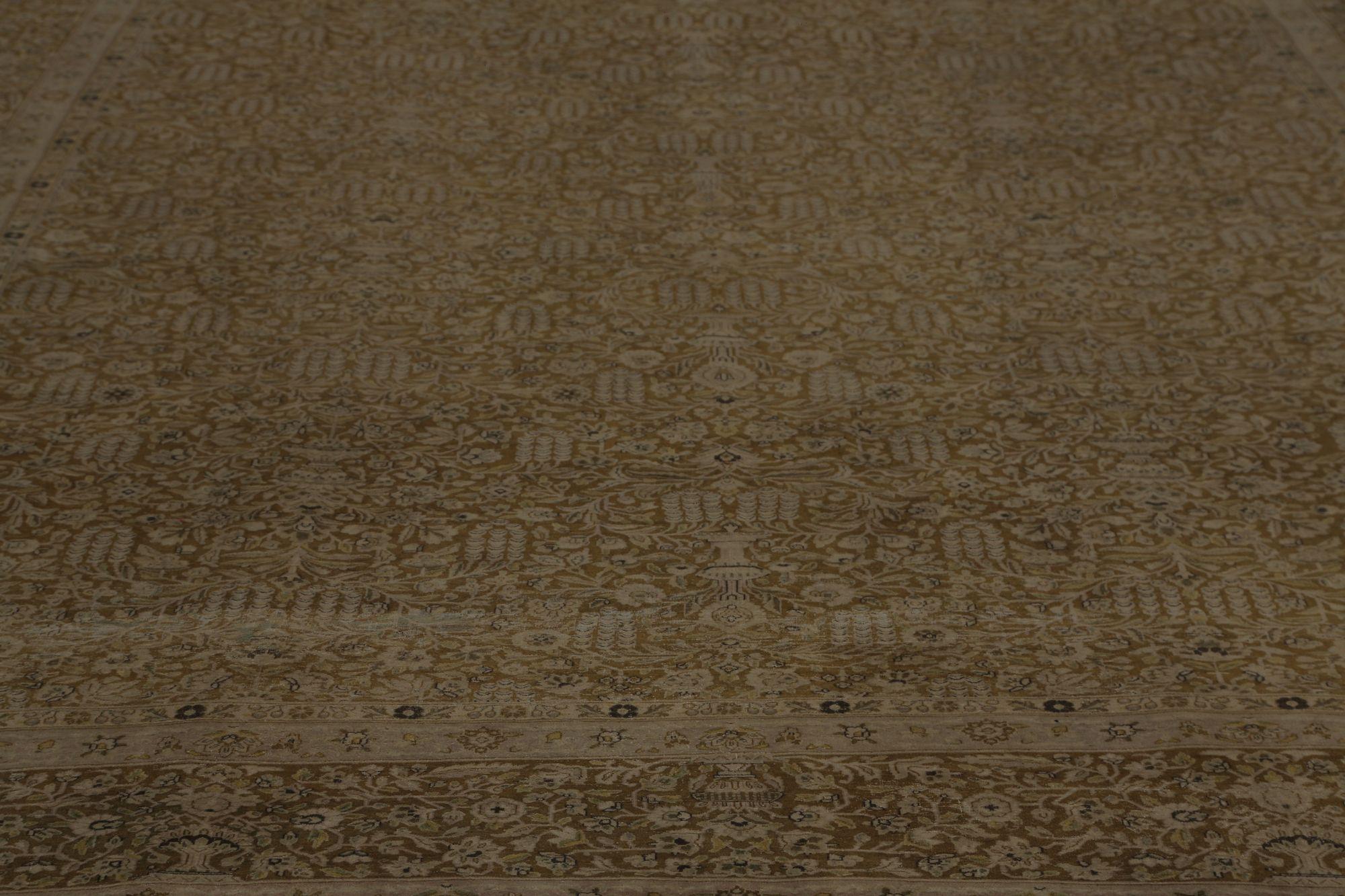 Entdecken Sie die Eleganz des persischen Kerman mit Teppichen aus der Zeit um 1910. Dieses exklusive Design aus Wolle und Braun ist perfekt, um Ihren Raum zu verschönern.